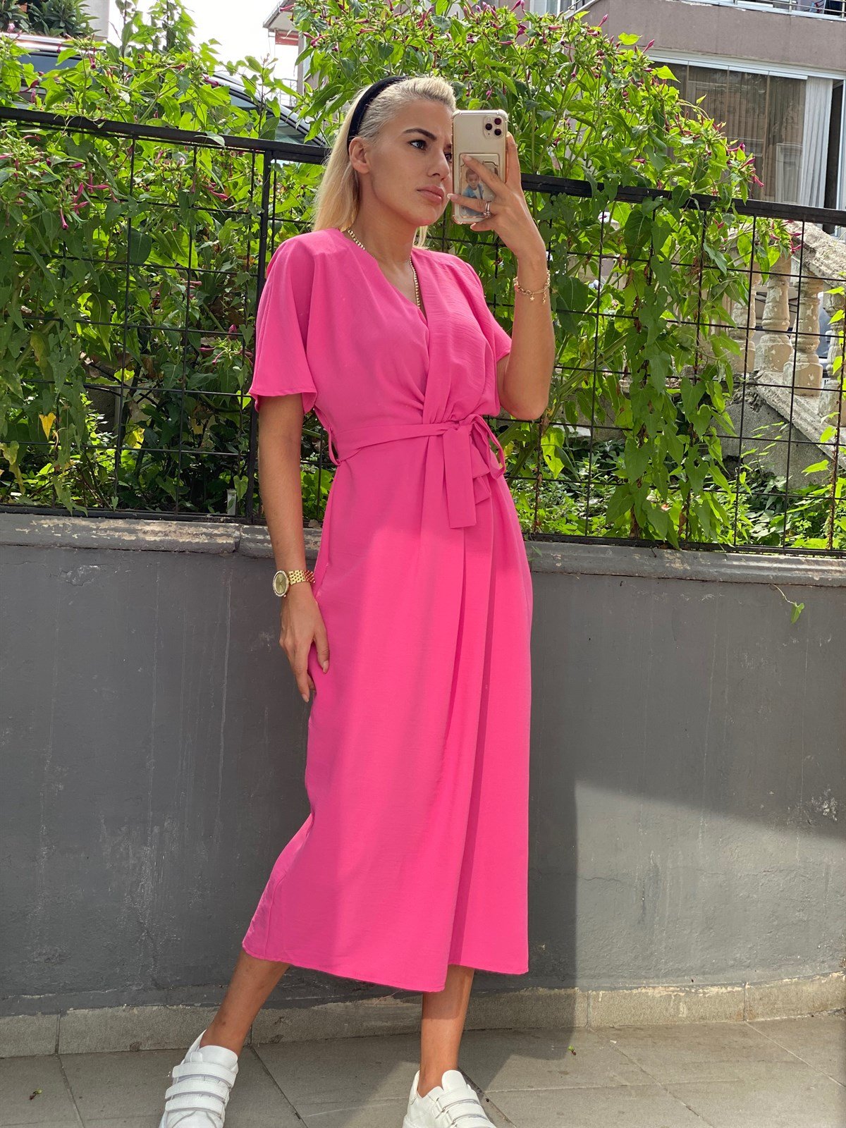 V Yaka Kuşaklı Crep ElbiseELBİSE