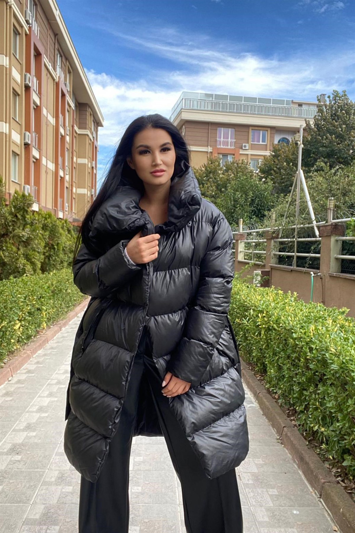 Yaka Detaylı Siyah Midi Şişme MontMONT/CEKET