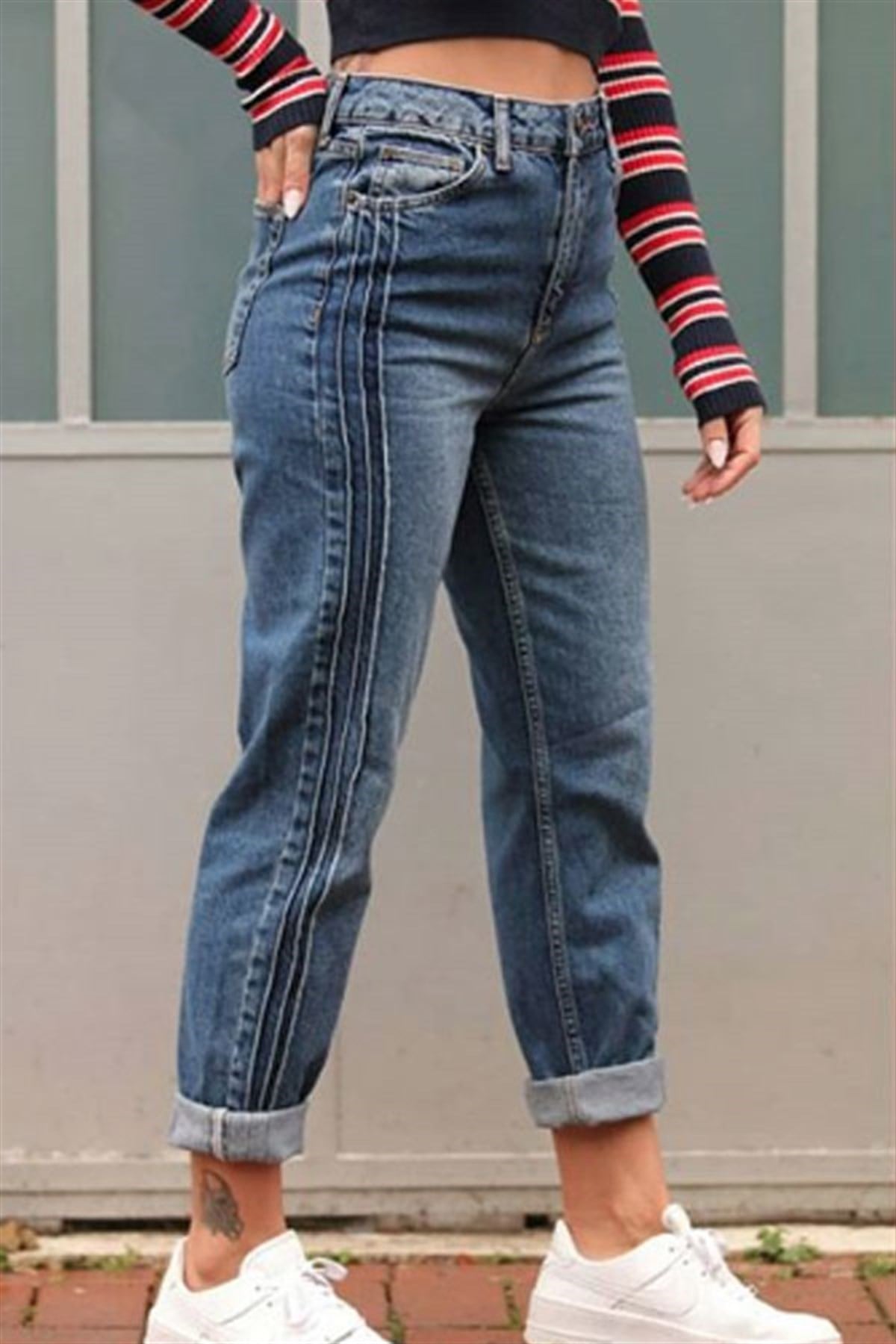 Yanı 3 Dikiş Detaylı Mom Jean