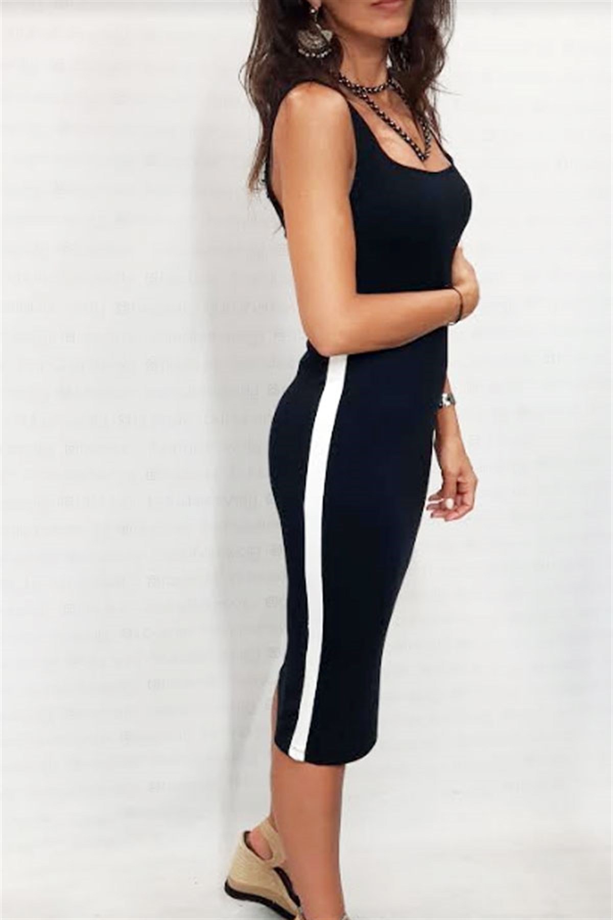 Yanı Beyaz Şeritli Siyah Kalem Elbise