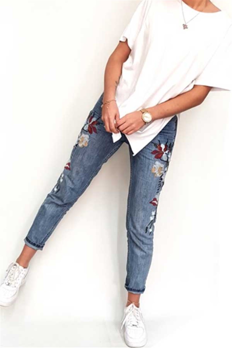 Yanı Çiçek Nakışlı Mavi Mom Jean