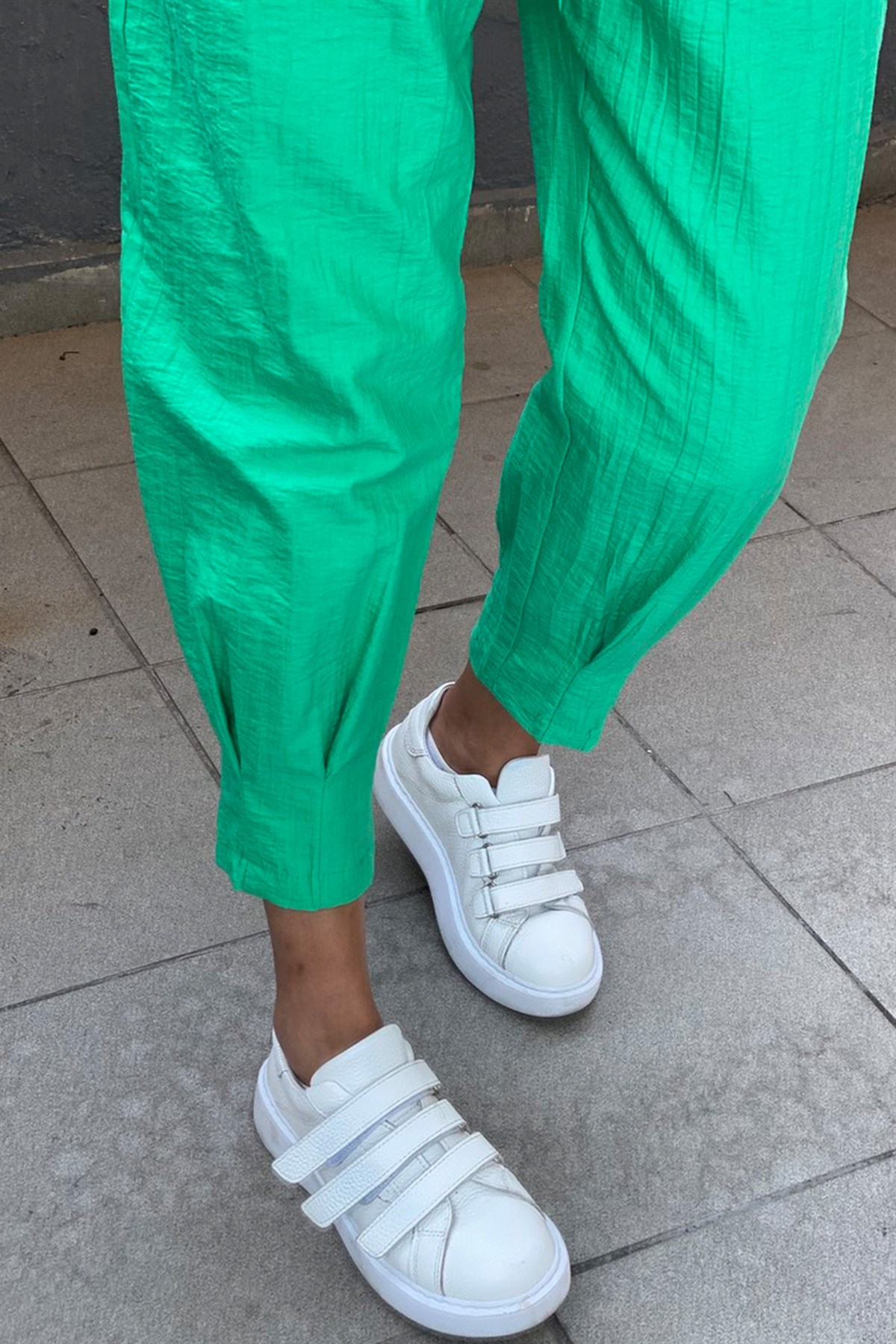 Yeşil Paça Pensli Beli Lastikli PantolonPANTOLON