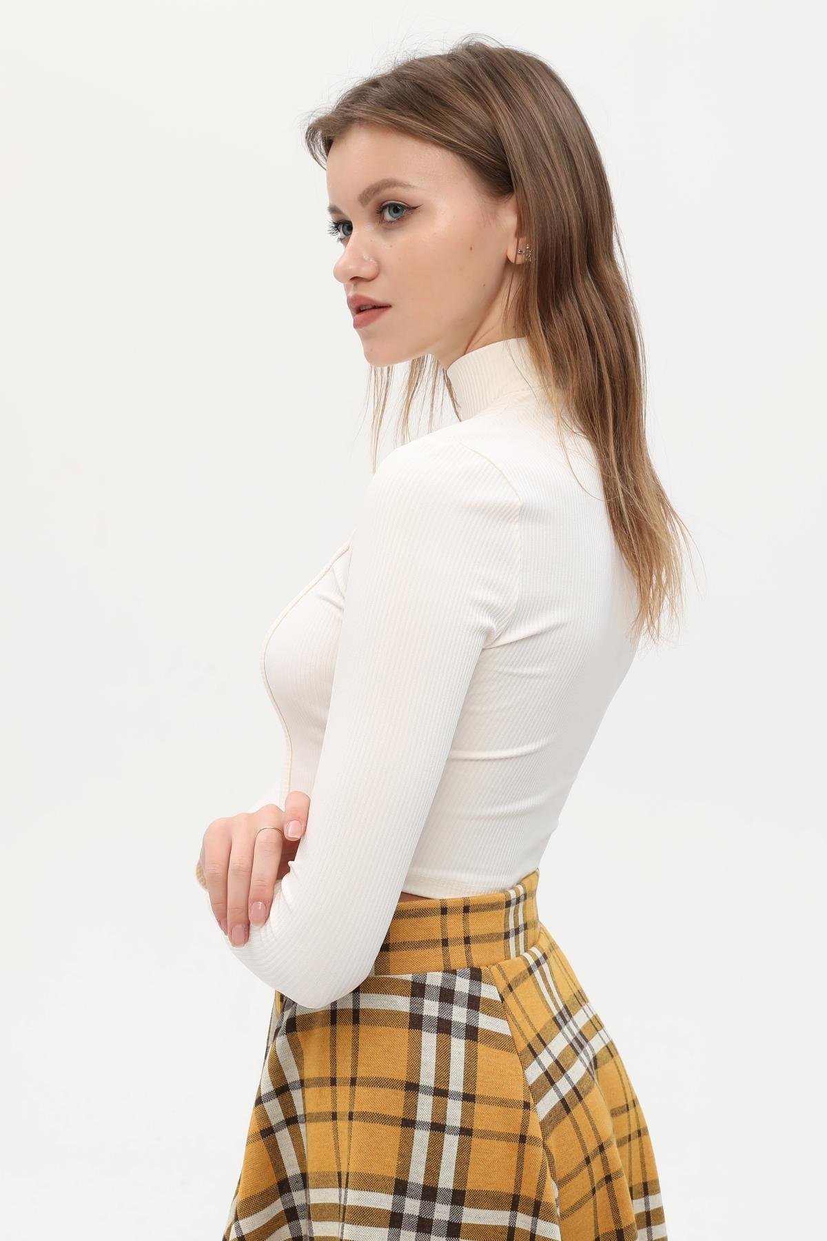 Beyaz Dik Yaka Fitilli Crop-Top