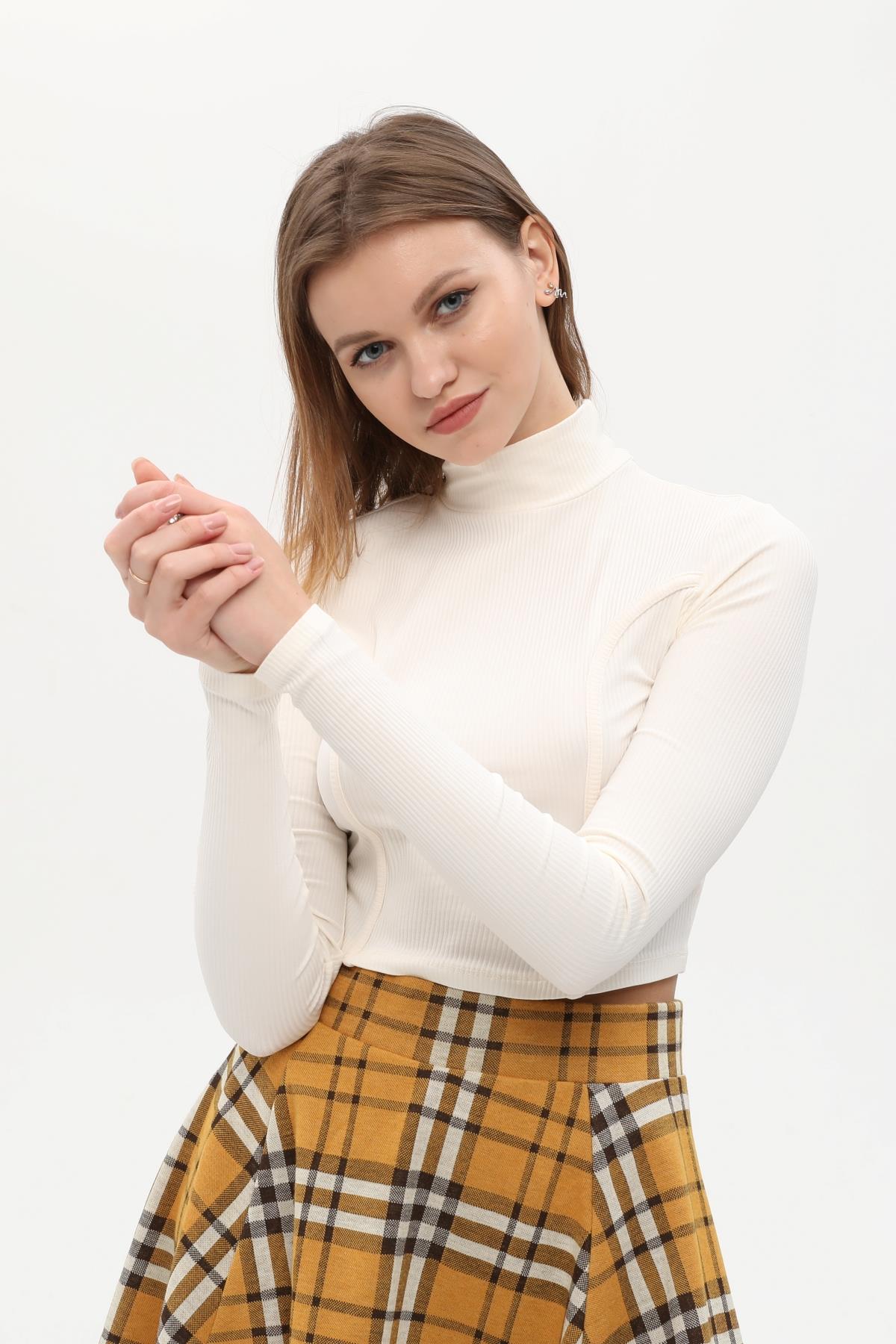 Beyaz Dik Yaka Fitilli Crop-Top