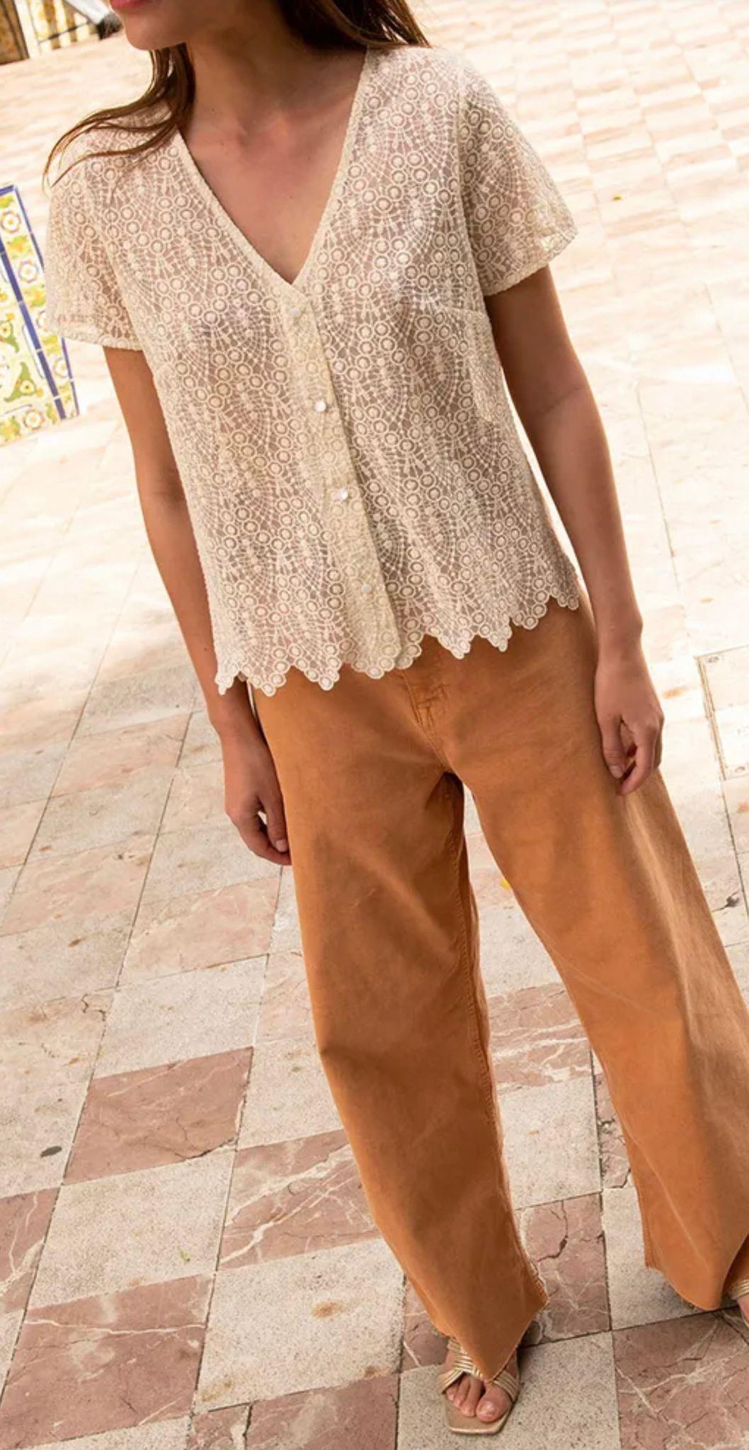 Ekru Dantel Düğmeli Gömlek