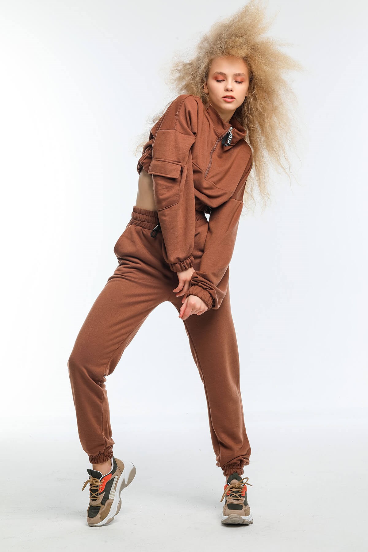 Kahverengi Dik Yaka Crop Jogger Eşofman Takımı