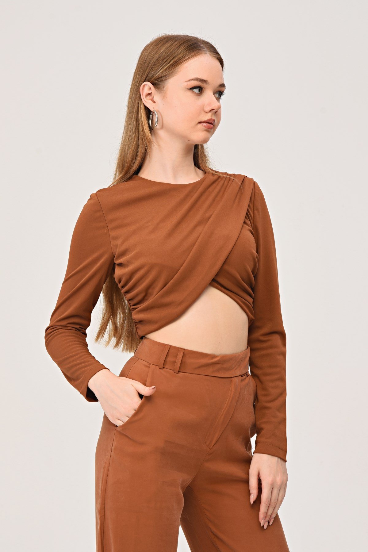 Kahverengi Drapeli Crop Bluz
