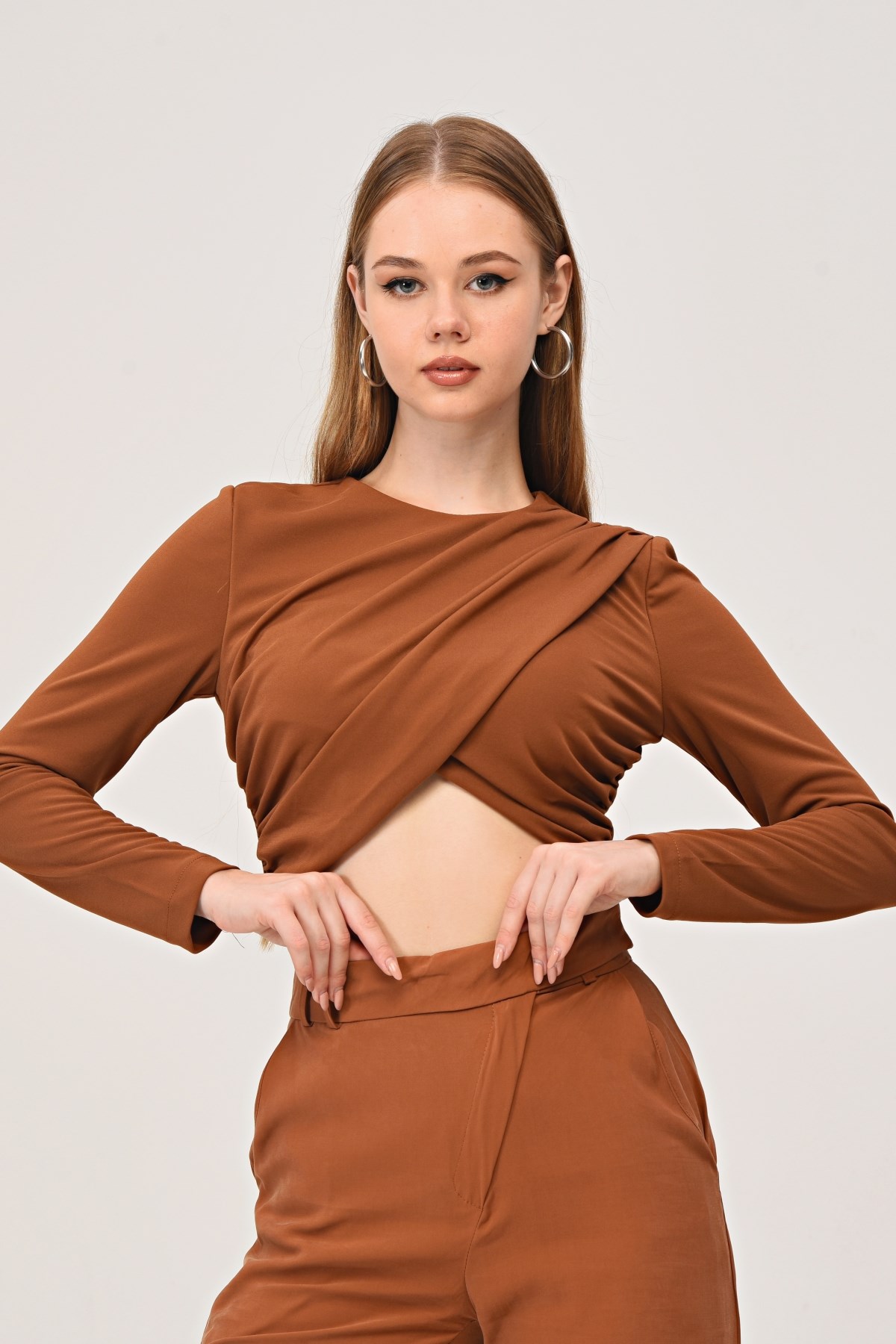 Kahverengi Drapeli Crop Bluz