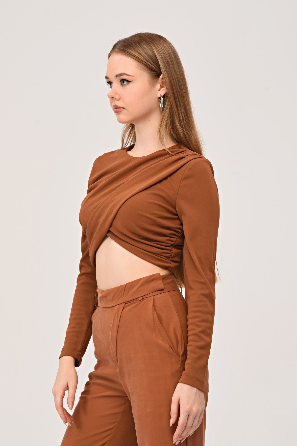 Kahverengi Drapeli Crop Bluz