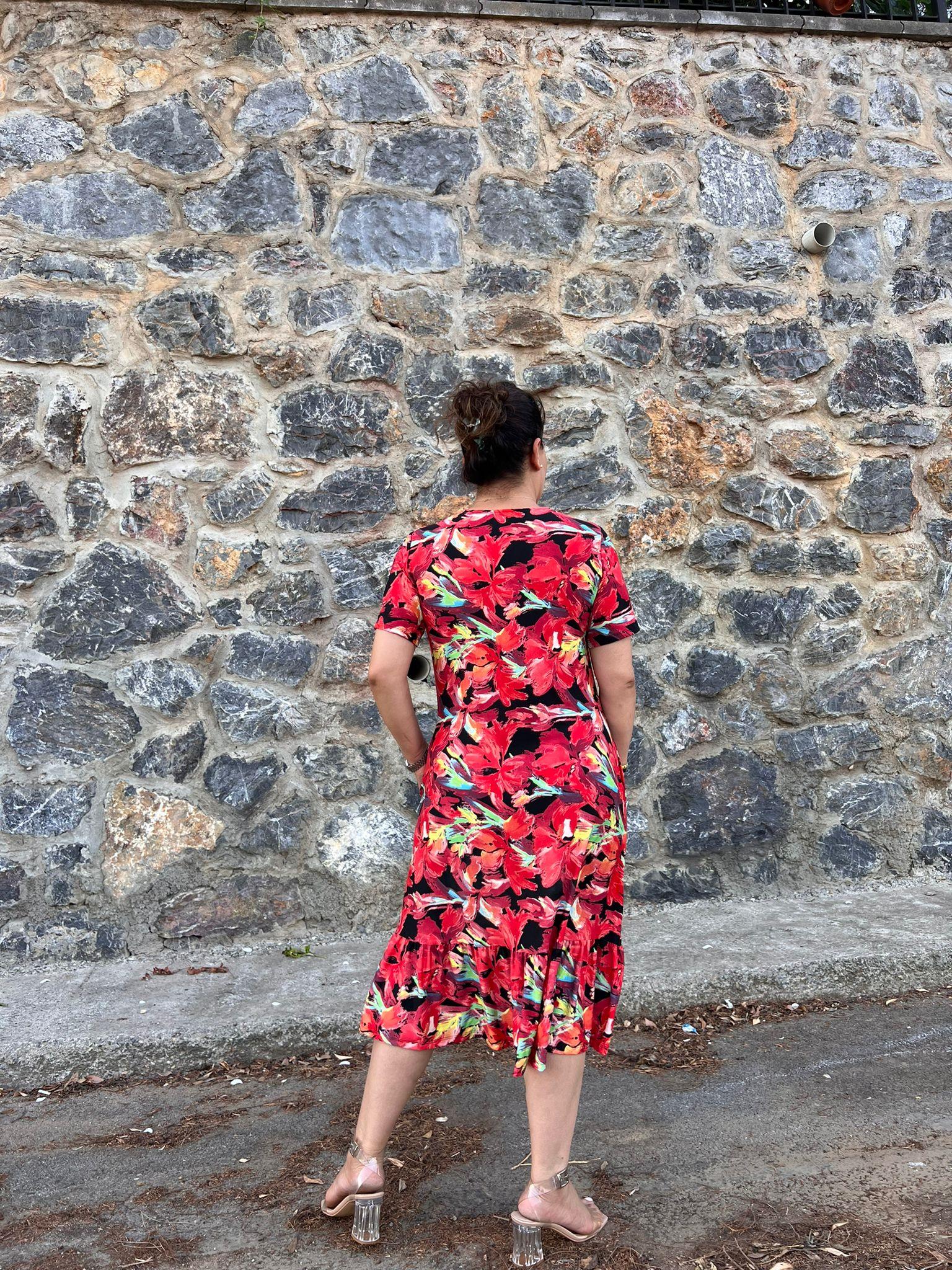 Kırmızı Desenli Eteği Fırfırlı Büyük Beden Elbise