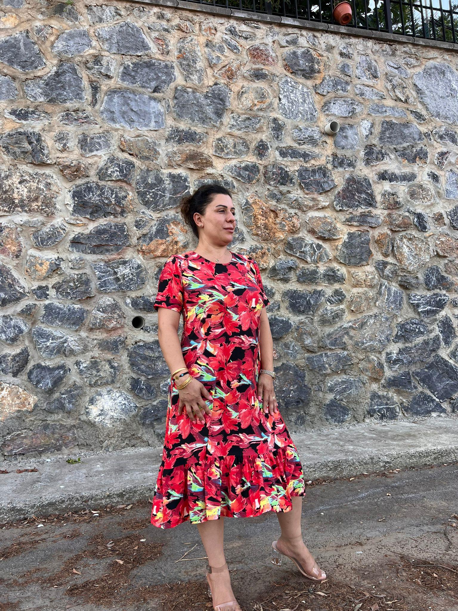 Kırmızı Desenli Eteği Fırfırlı Büyük Beden Elbise