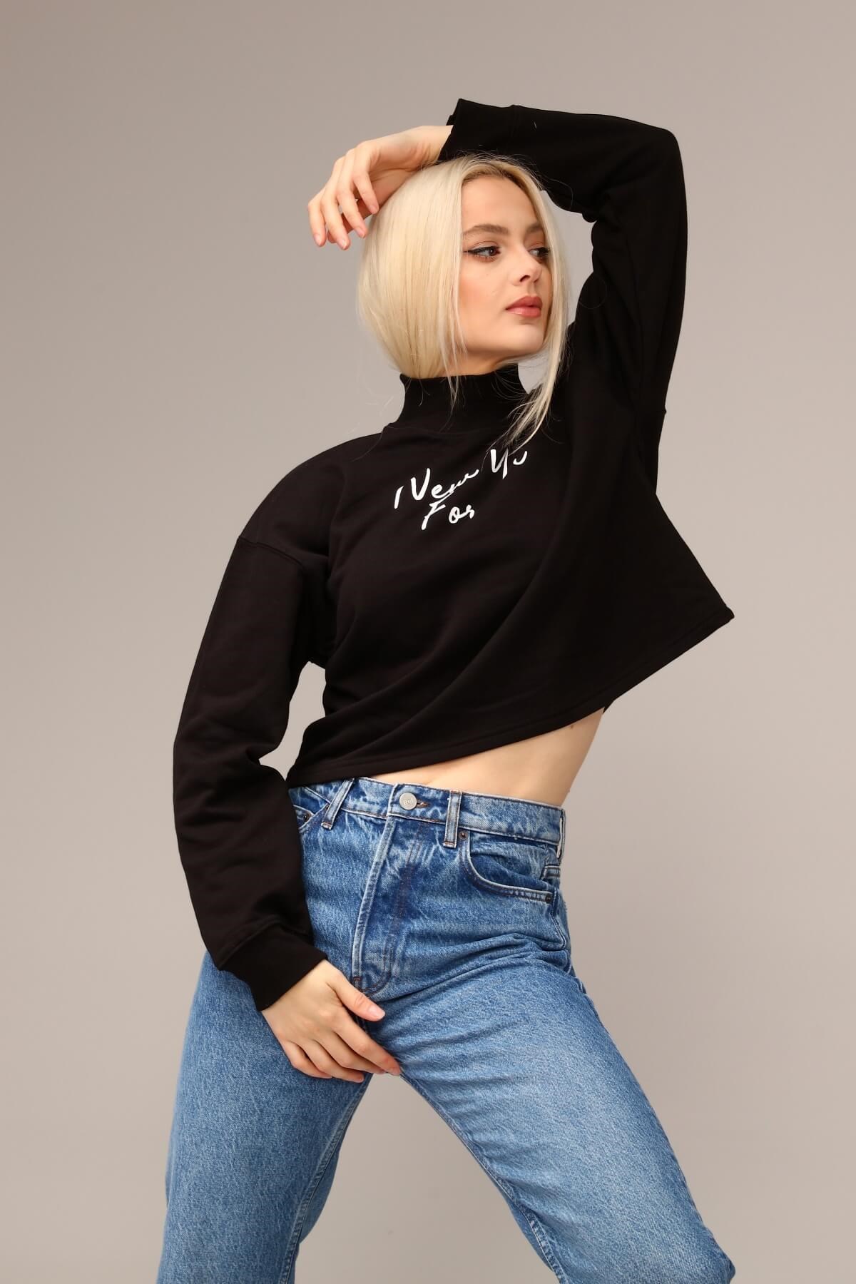 Siyah Boğazlı Baskılı Crop Sweatshirt