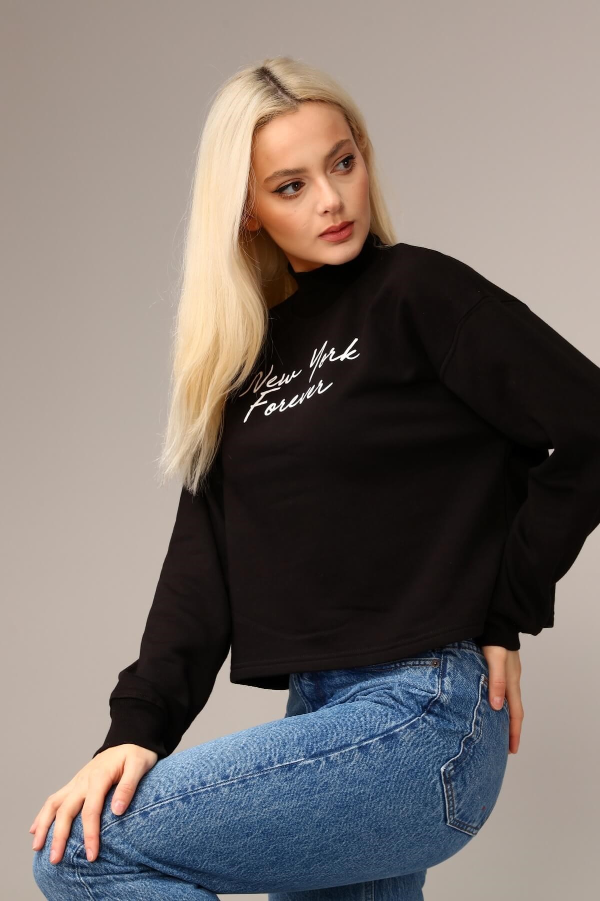 Siyah Boğazlı Baskılı Crop Sweatshirt