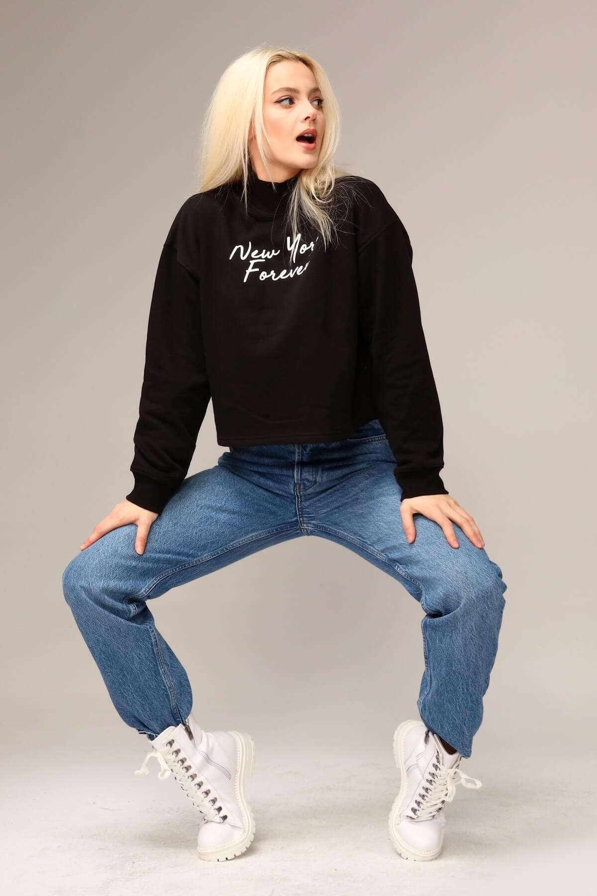 Siyah Boğazlı Baskılı Crop Sweatshirt