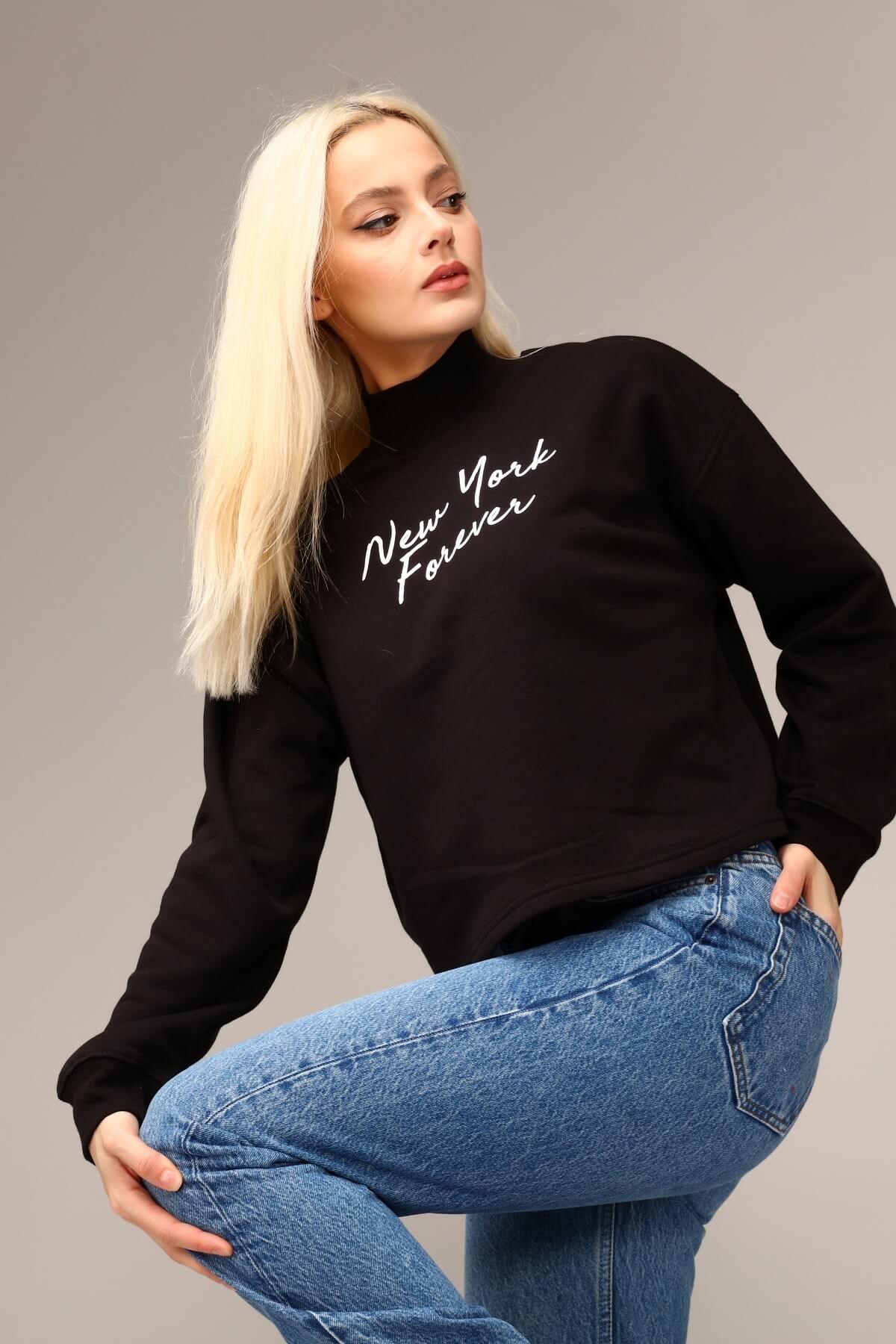 Siyah Boğazlı Baskılı Crop Sweatshirt