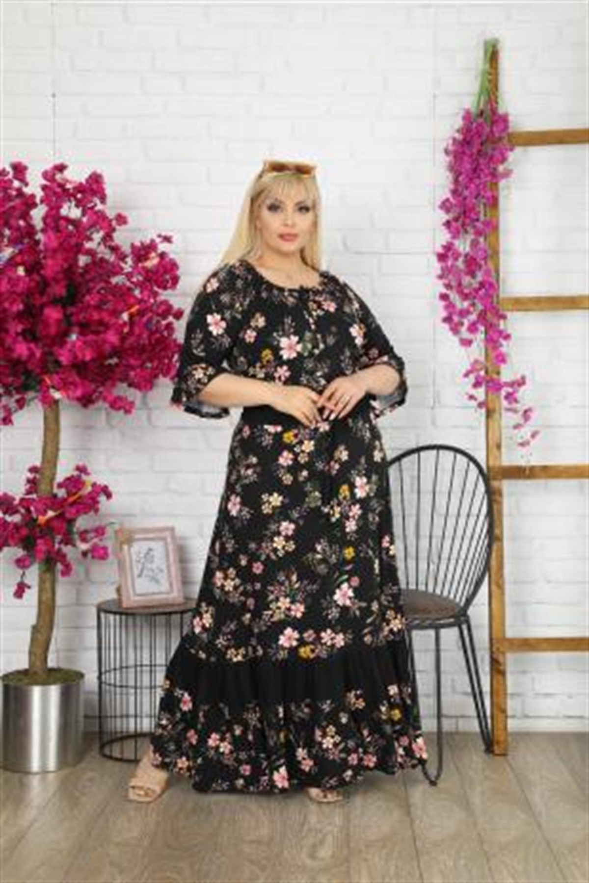 Siyah Çiçekli Madonna Yaka Büyük Beden Elbise