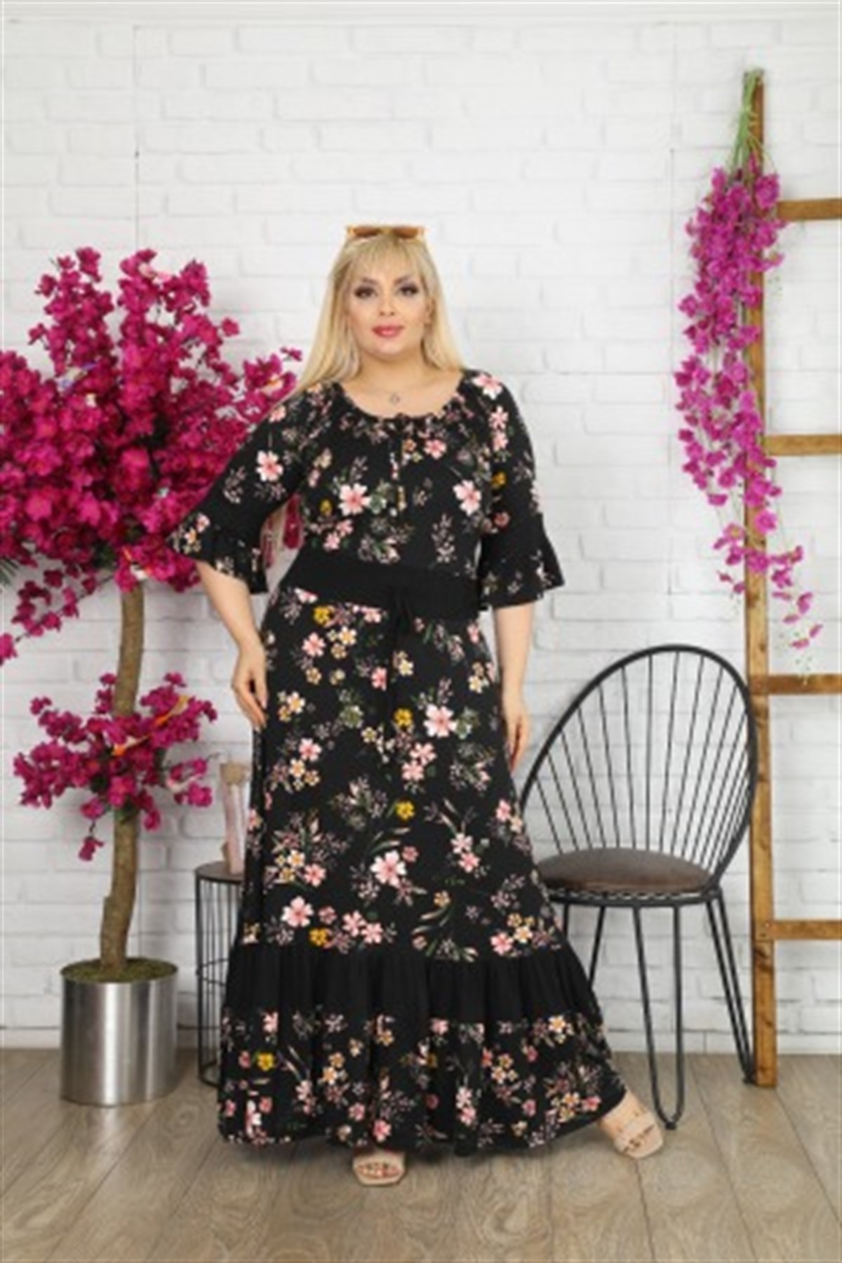 Siyah Çiçekli Madonna Yaka Büyük Beden Elbise