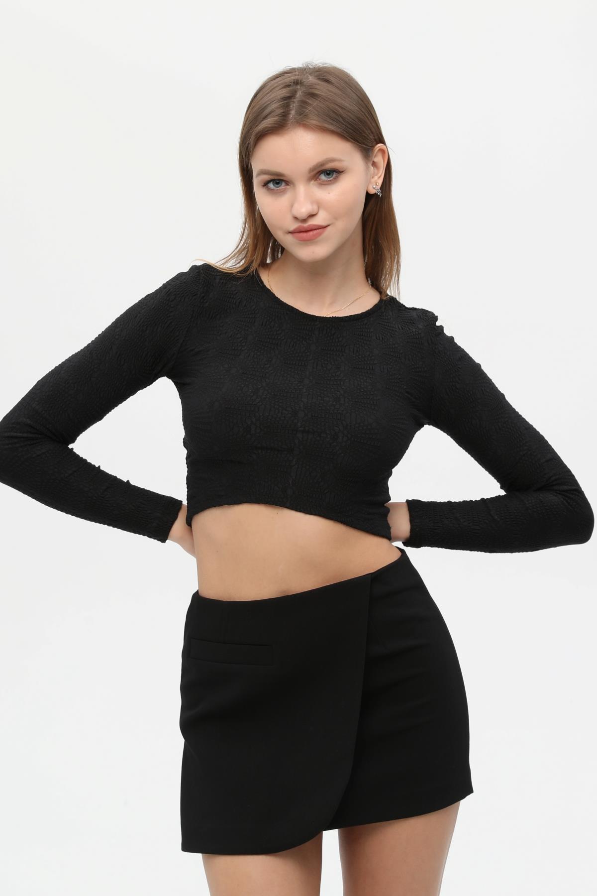 Siyah Dokulu Crop-Top