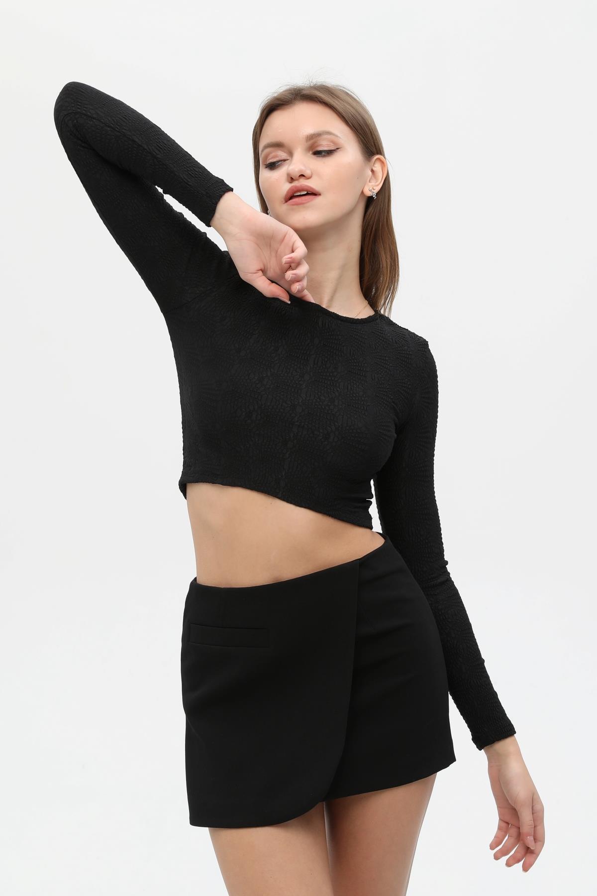 Siyah Dokulu Crop-Top