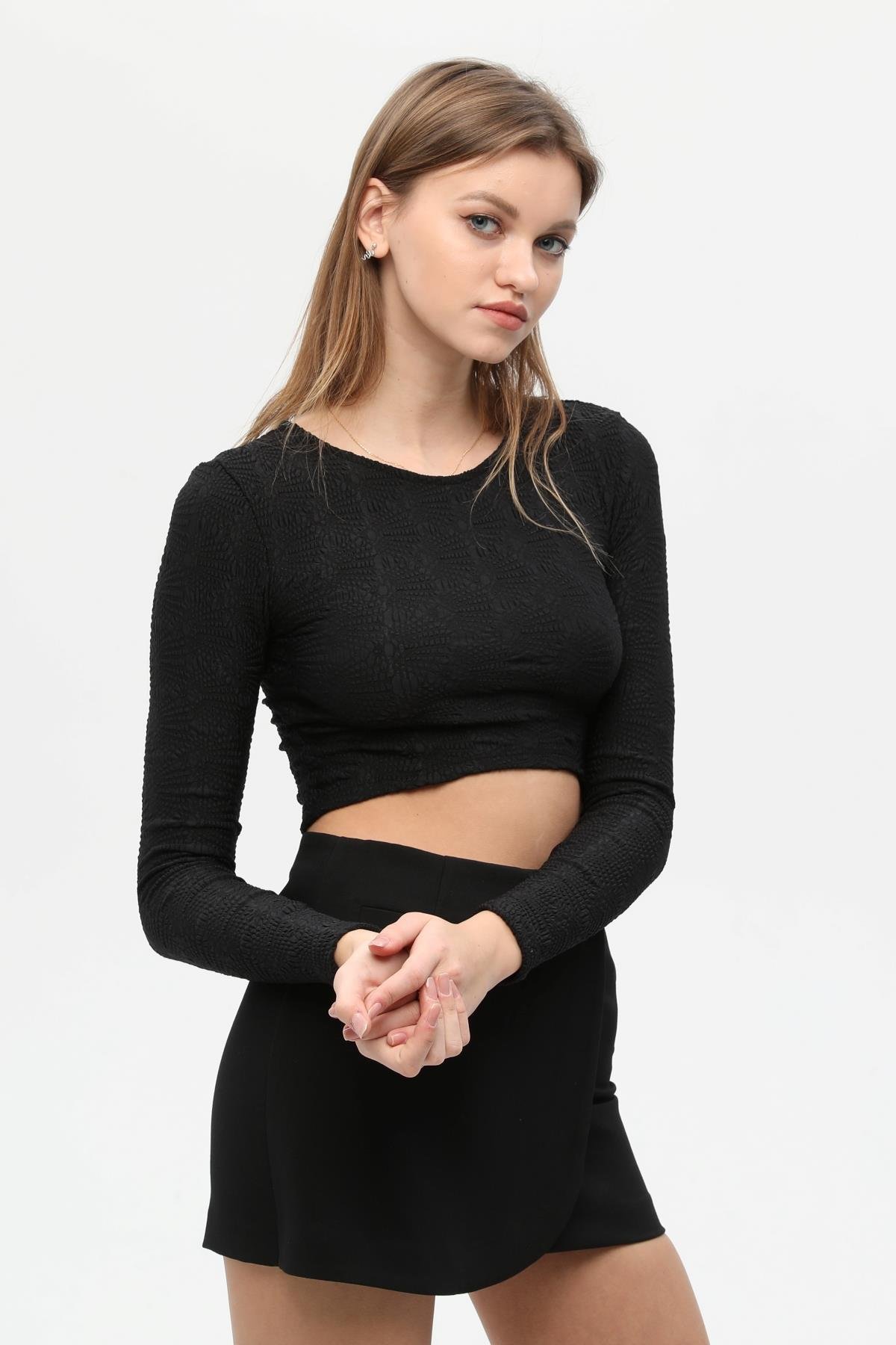 Siyah Dokulu Crop-Top
