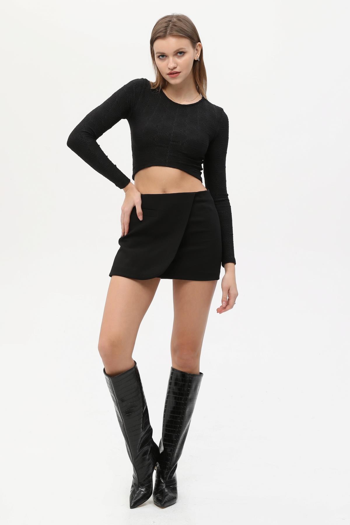 Siyah Dokulu Crop-Top