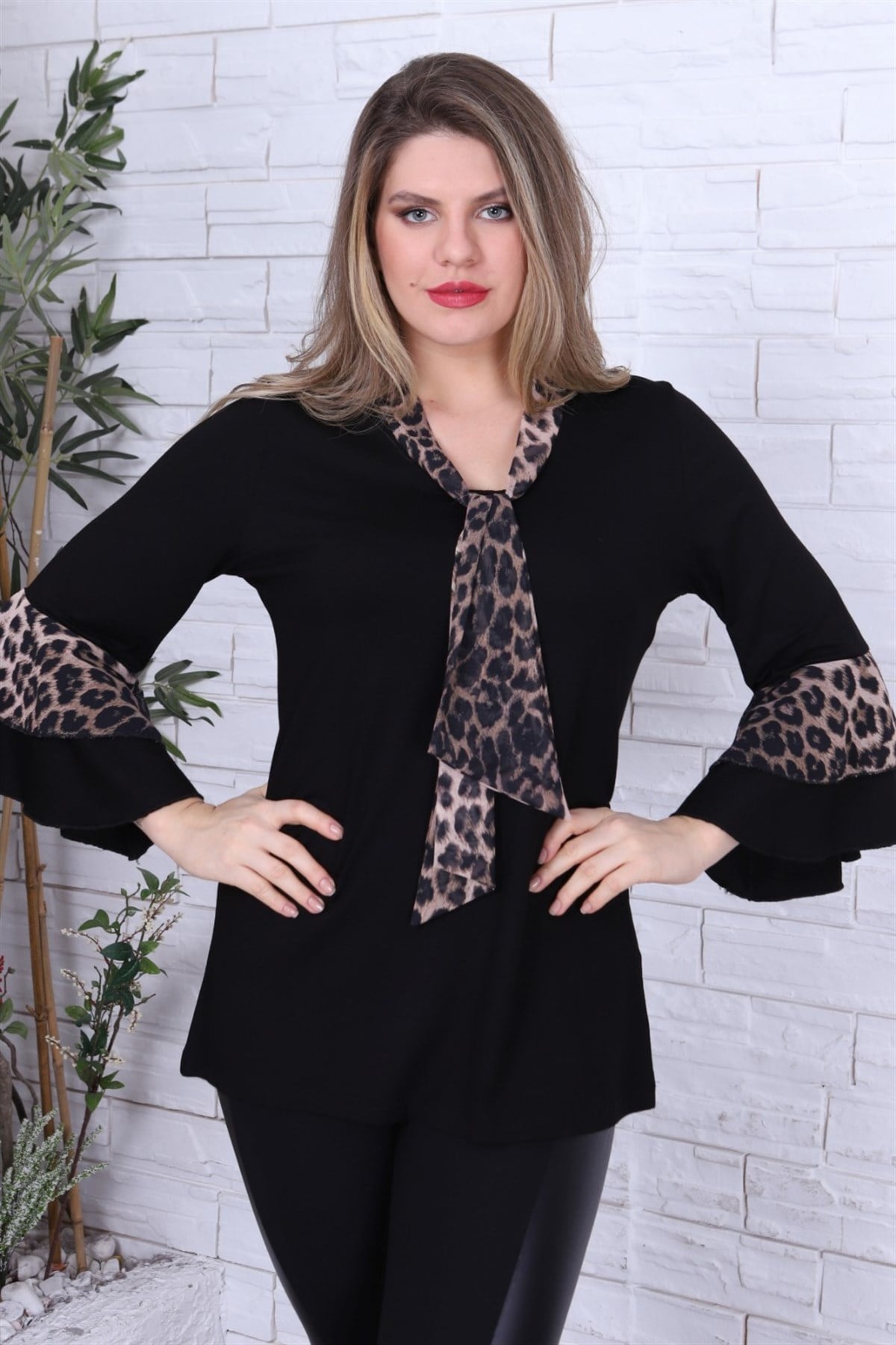 Siyah leopar detaylı volan kol viskon bluz