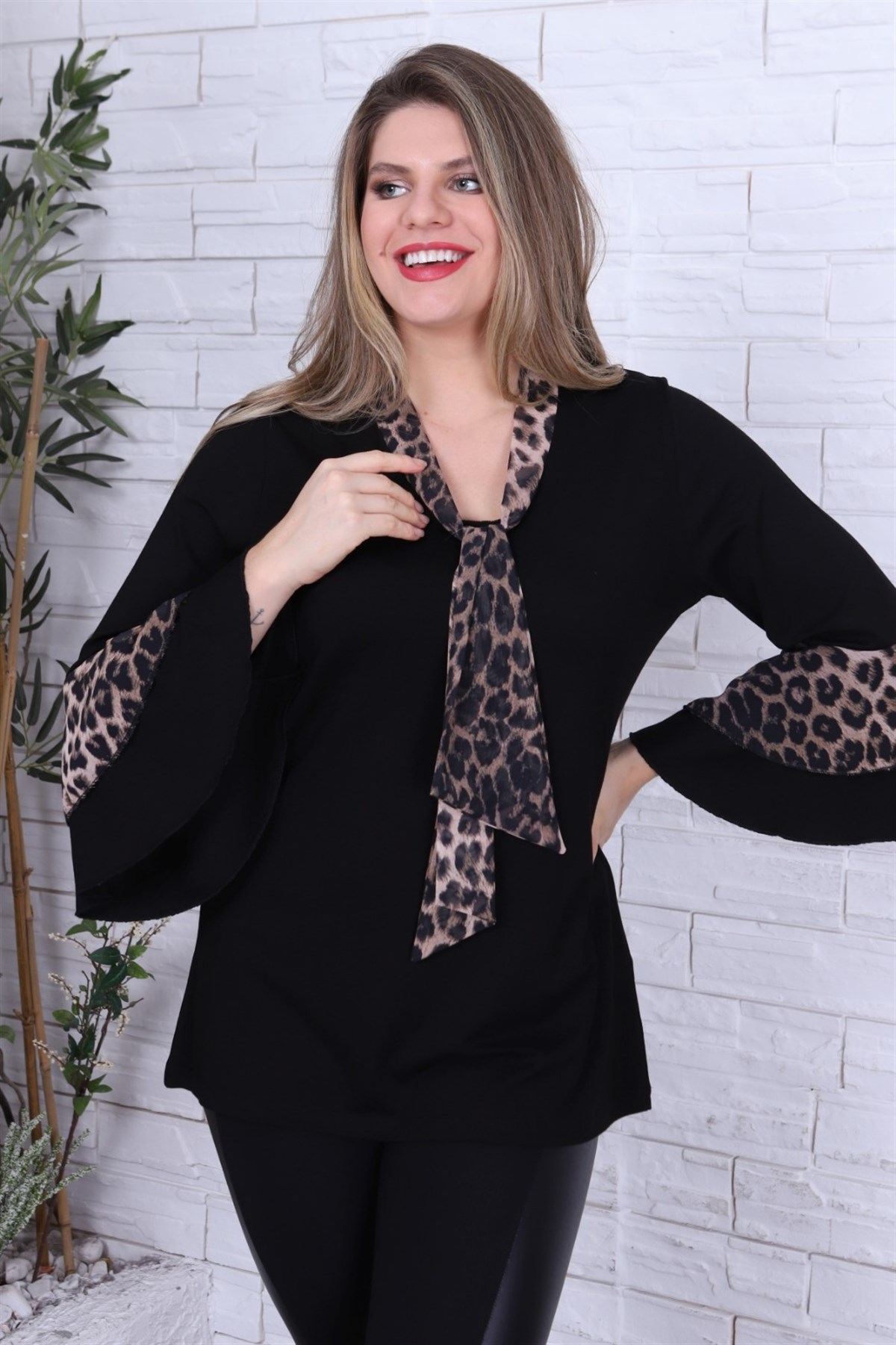 Siyah leopar detaylı volan kol viskon bluz