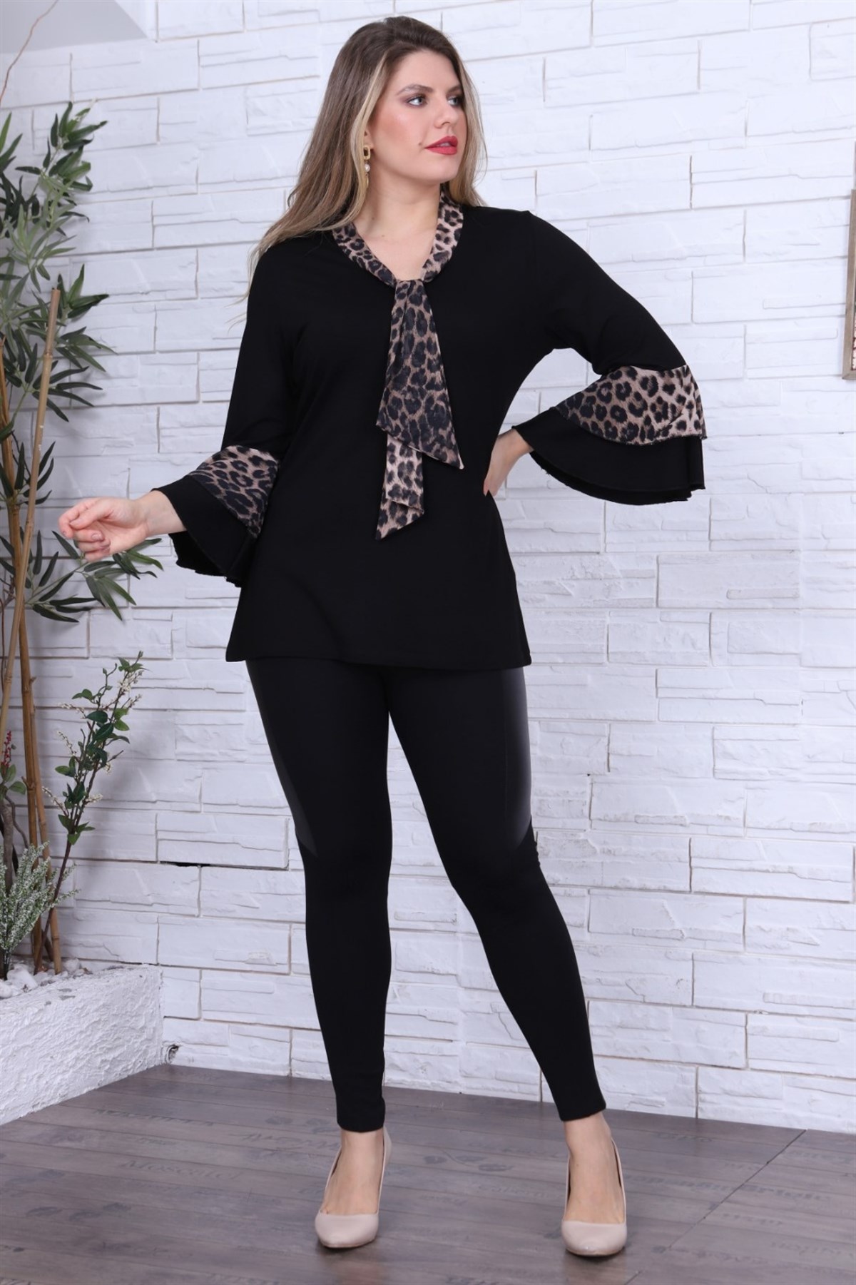 Siyah leopar detaylı volan kol viskon bluz