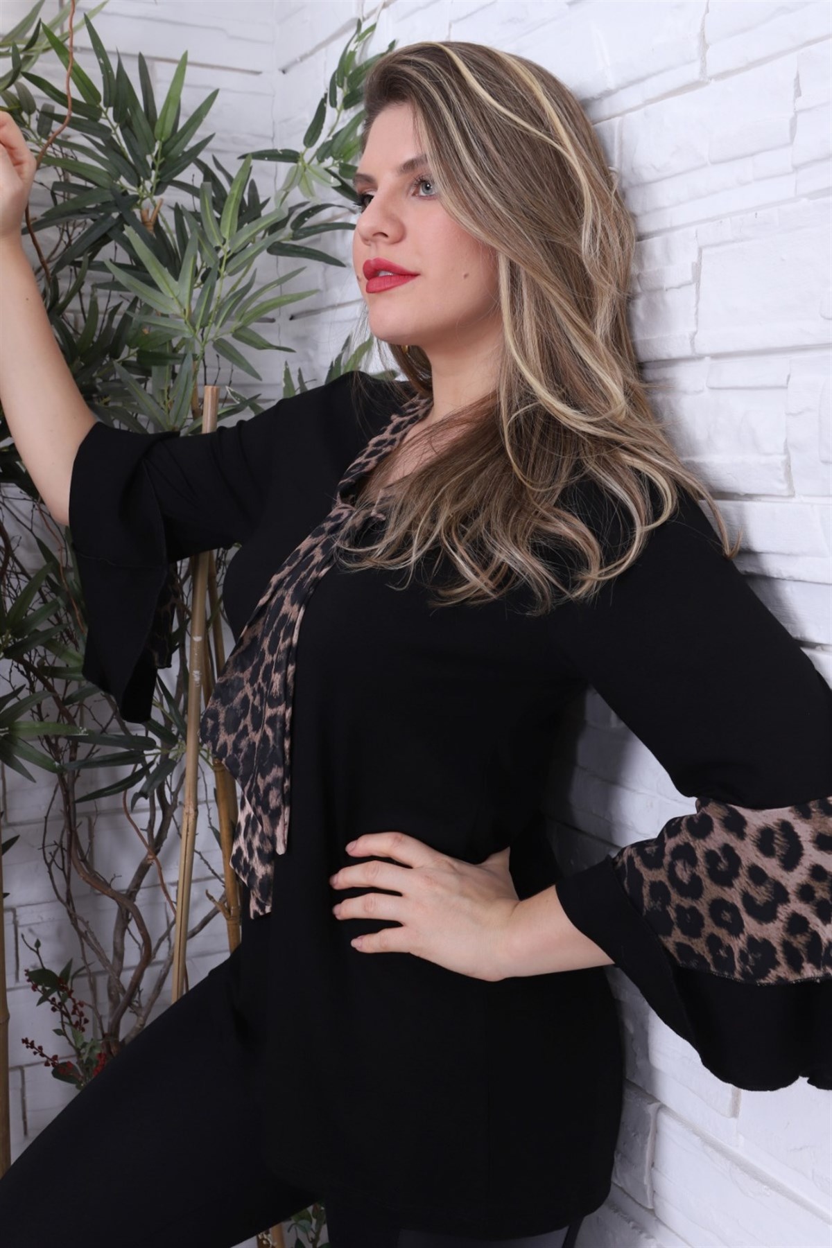 Siyah leopar detaylı volan kol viskon bluz