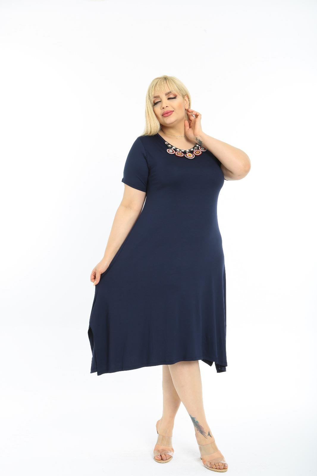 Yaka Detaylı Yırtmaçlı Örme Rahat Kalıp Elbise