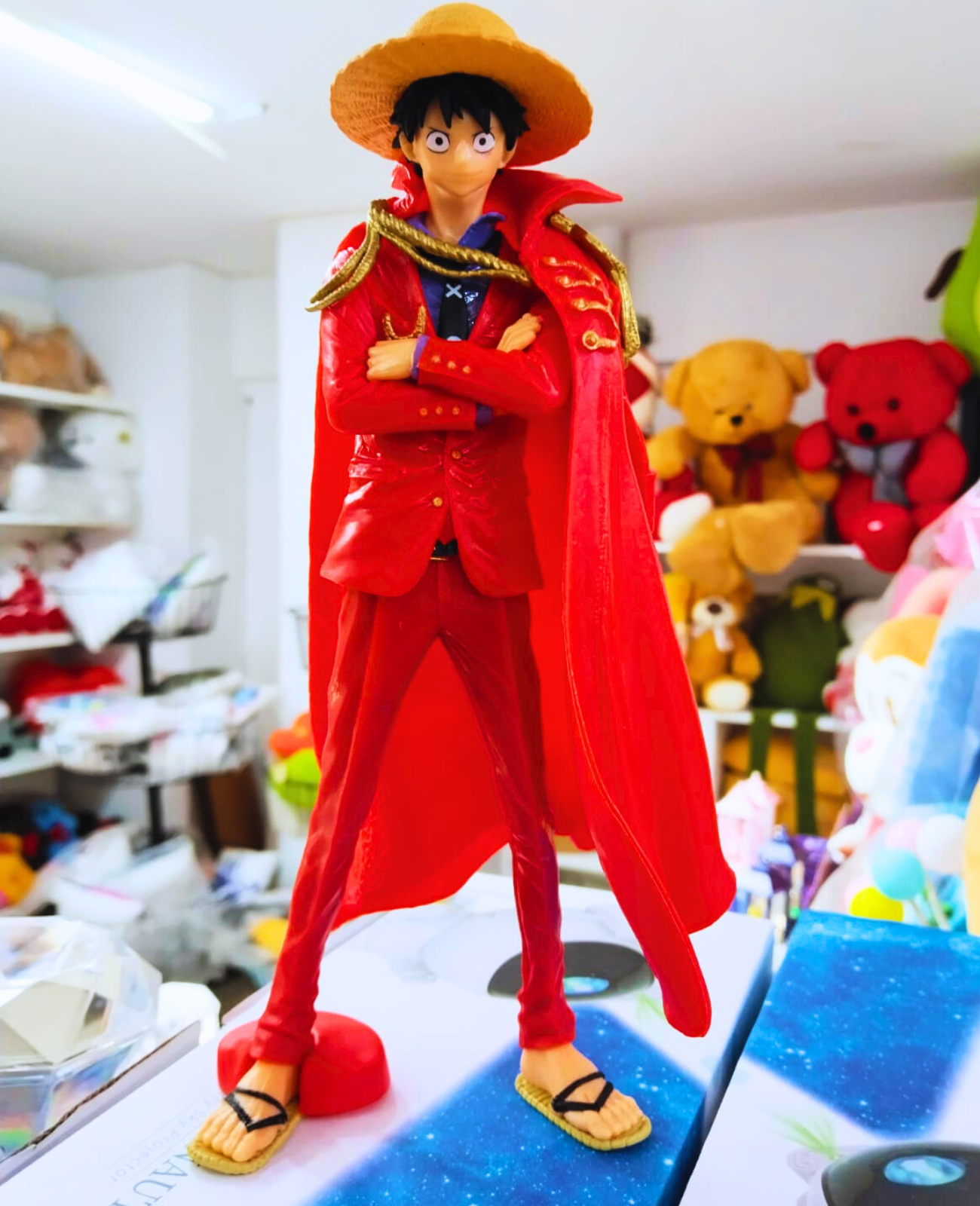 Monkey D. Luffy Kırmızı Kaptan Peleriniyle Tek Parça Koleksiyon Figürü - 23x13 cm KARAKTER FİGÜR