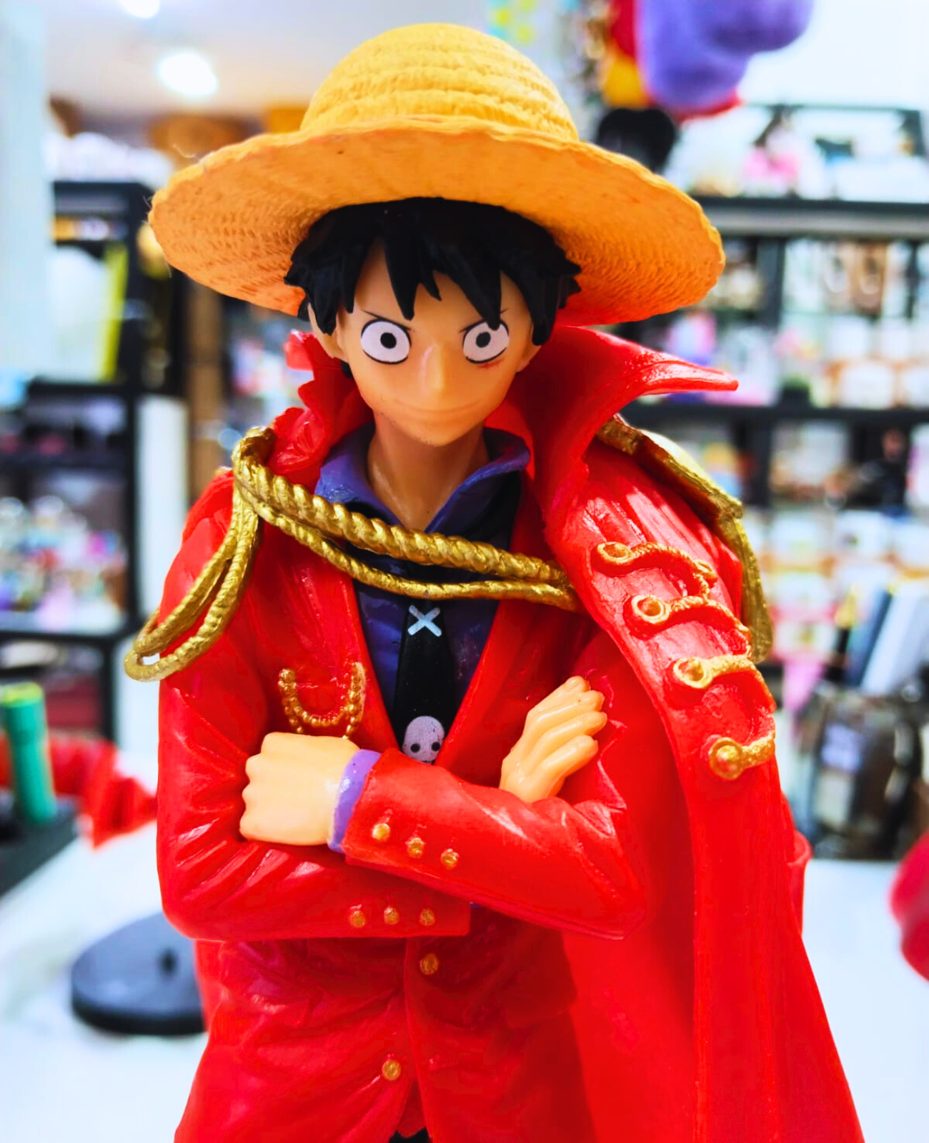 Monkey D. Luffy Kırmızı Kaptan Peleriniyle Tek Parça Koleksiyon Figürü - 23x13 cm KARAKTER FİGÜR