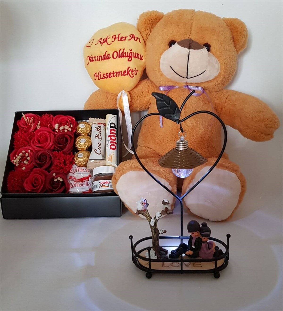 Sevgiliye Hediye Gül Kutusunda Ferrero Çikolata Büyük Ayıcık Işıklı Aşıklar Parkı HEDİYE