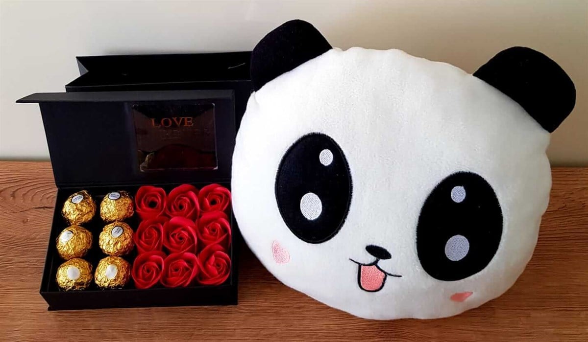 Özel Hediye Panda Yastık ve Hediye Kırmızı Gül Kutusunda Ferrero Rocher Çikolata HEDİYE