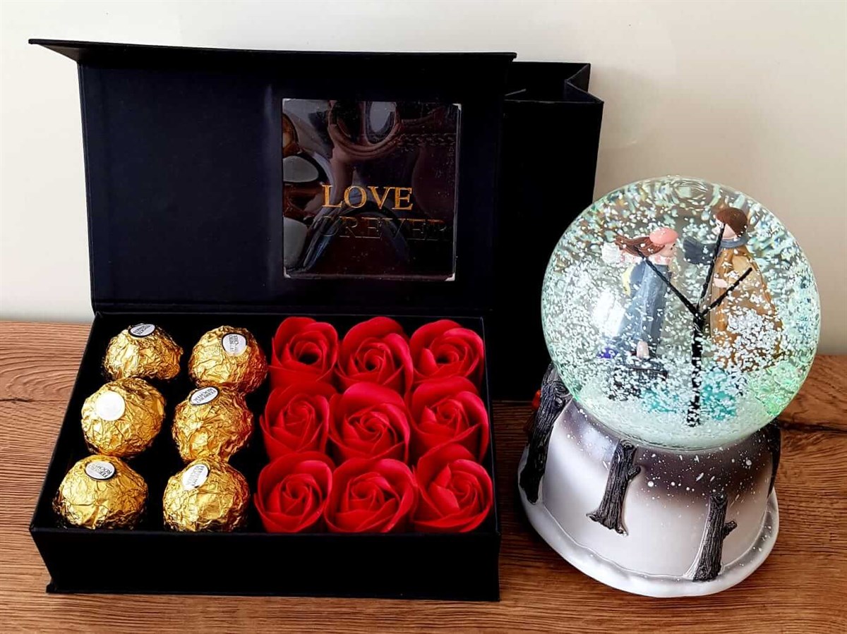 Romantik Aşıklar Işıklı Müzikli Kar Küresi Gül Kutusunda Ferrero Rocher Çikolata HEDİYE