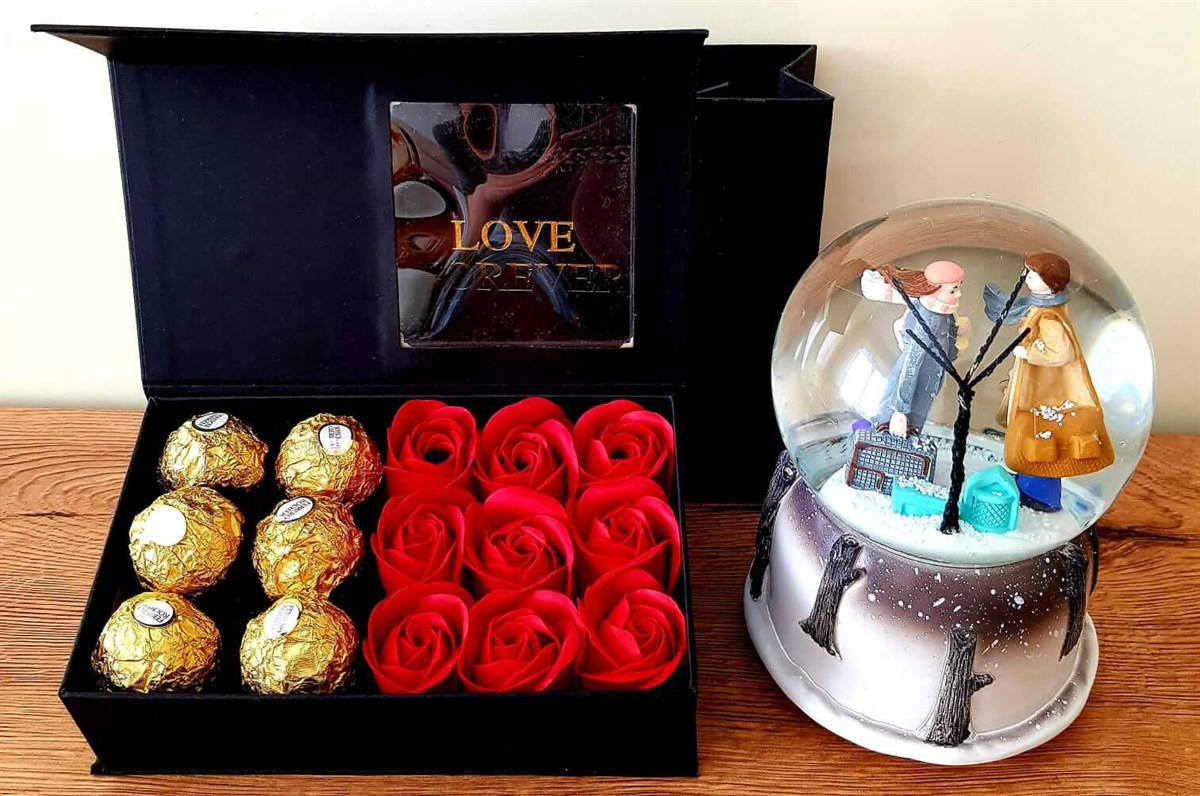 Romantik Aşıklar Işıklı Müzikli Kar Küresi Gül Kutusunda Ferrero Rocher Çikolata HEDİYE