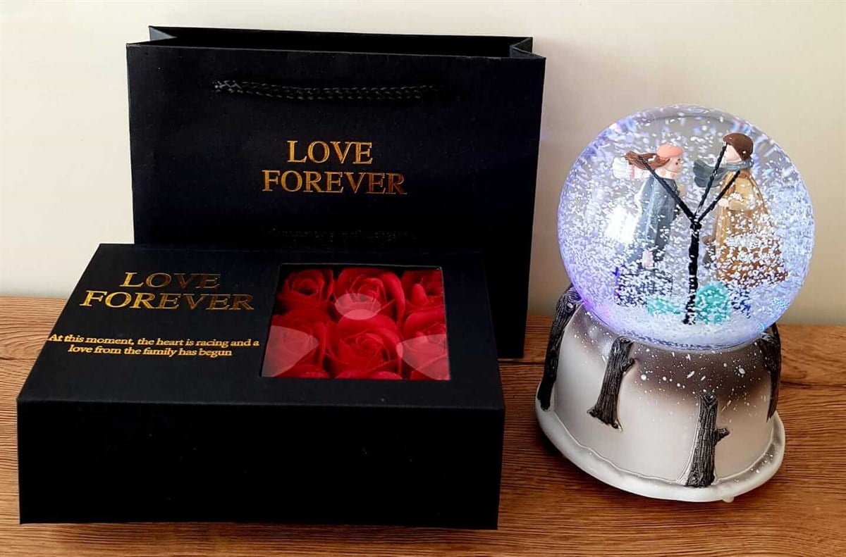 Romantik Aşıklar Işıklı Müzikli Kar Küresi Gül Kutusunda Ferrero Rocher Çikolata HEDİYE