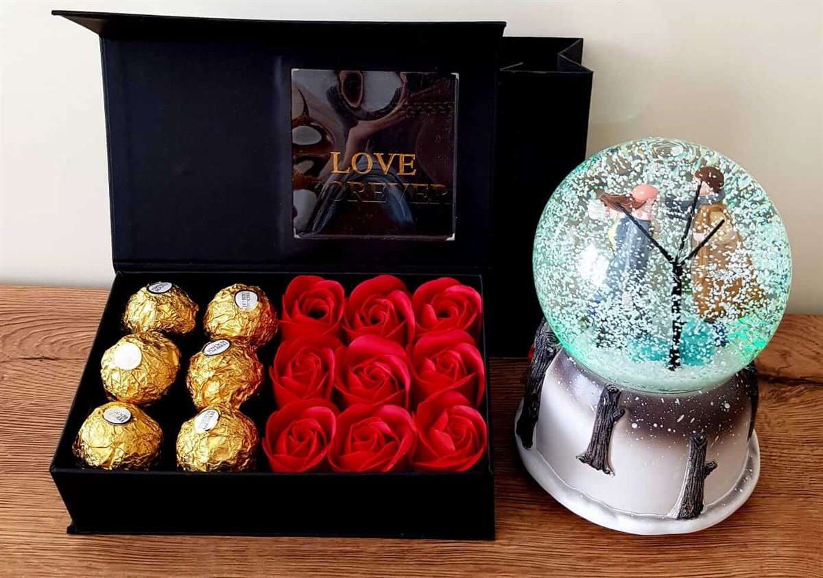 Romantik Aşıklar Işıklı Müzikli Kar Küresi Gül Kutusunda Ferrero Rocher Çikolata HEDİYE