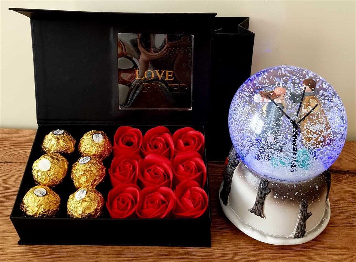Romantik Aşıklar Işıklı Müzikli Kar Küresi Gül Kutusunda Ferrero Rocher Çikolata HEDİYE