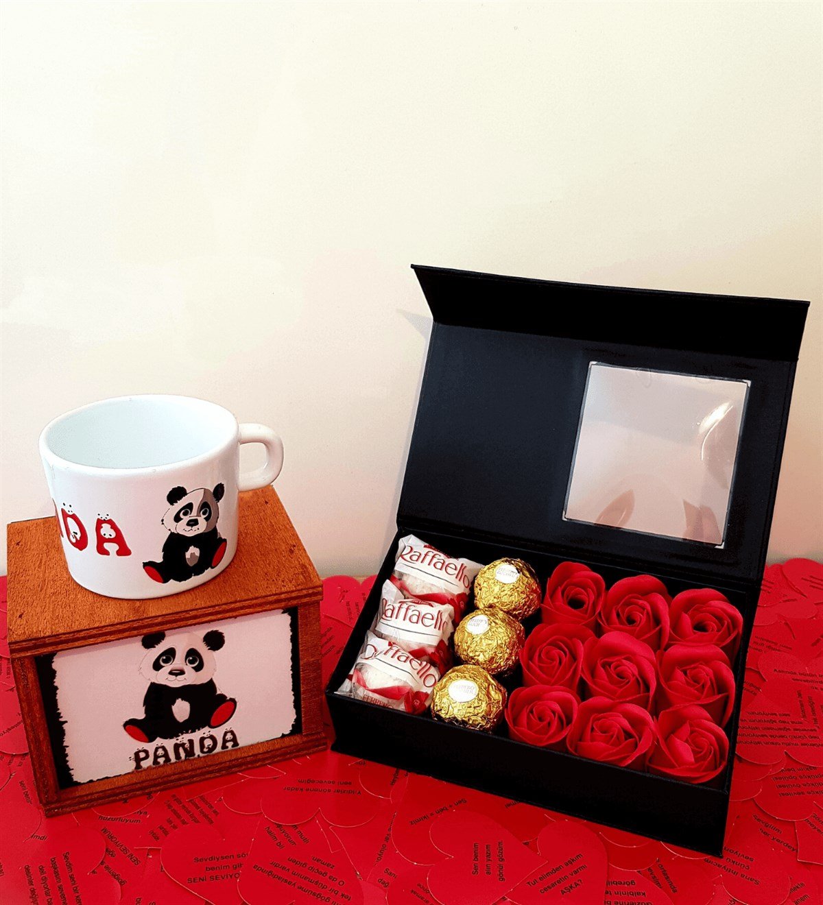 Kırmızı Gül Kutusunda Rocher ve Raffaello Çikolata Kutulu Panda Kupa Hediye Seti HEDİYE