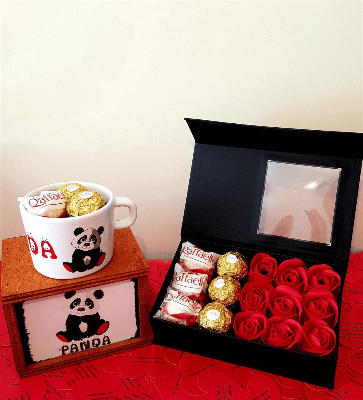 Kırmızı Gül Kutusunda Rocher ve Raffaello Çikolata Kutulu Panda Kupa Hediye Seti HEDİYE