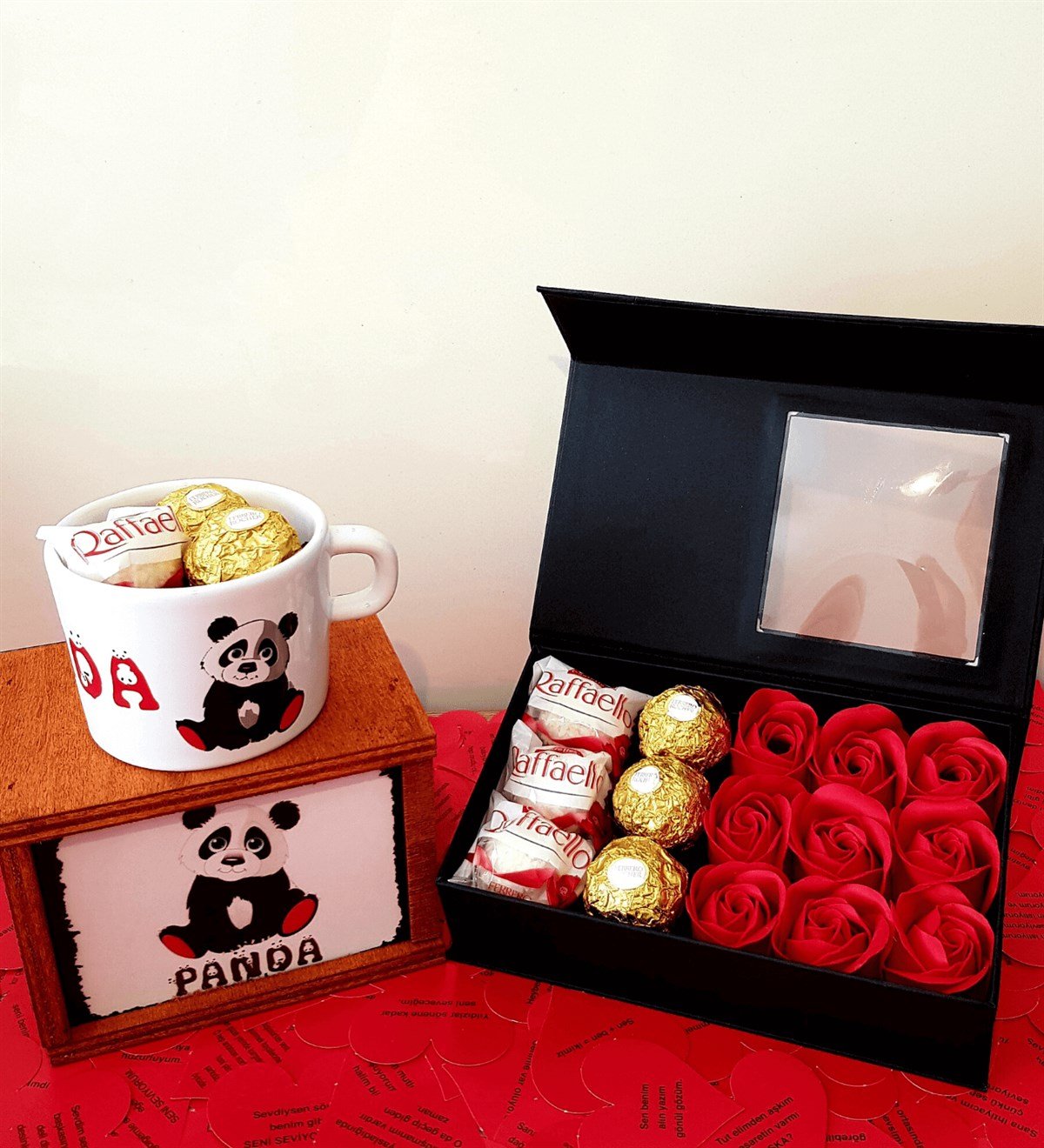 Kırmızı Gül Kutusunda Rocher ve Raffaello Çikolata Kutulu Panda Kupa Hediye Seti HEDİYE