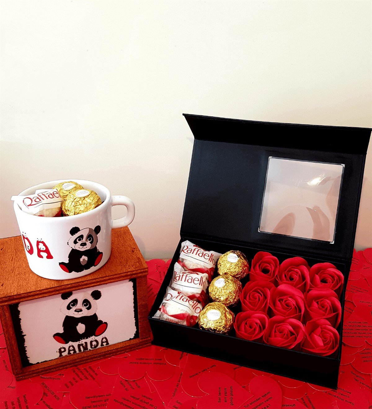 Kırmızı Gül Kutusunda Rocher ve Raffaello Çikolata Kutulu Panda Kupa Hediye Seti HEDİYE