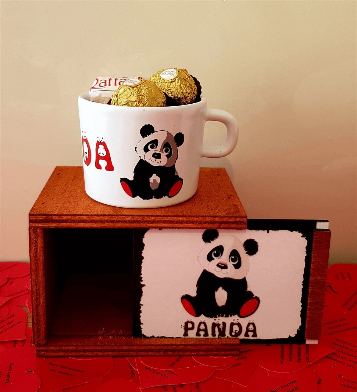 Pelüş Panda Yastık Rocher ve Raffaello Çikolata Kutulu Panda Kupa Hediye Seti HEDİYE