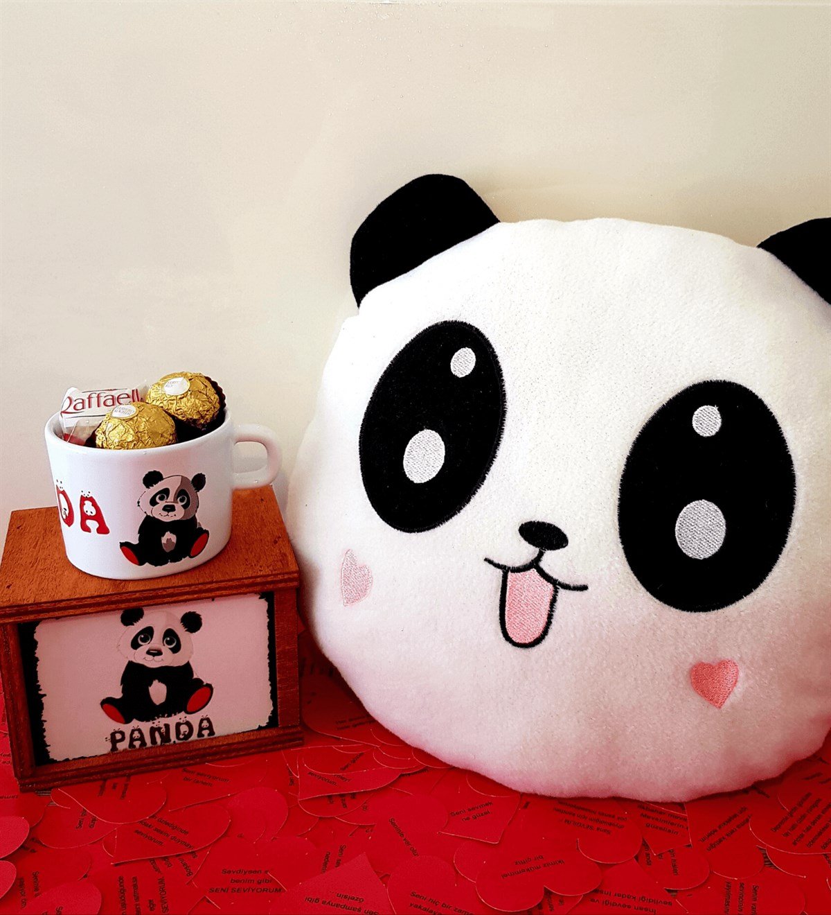 Pelüş Panda Yastık Rocher ve Raffaello Çikolata Kutulu Panda Kupa Hediye Seti HEDİYE