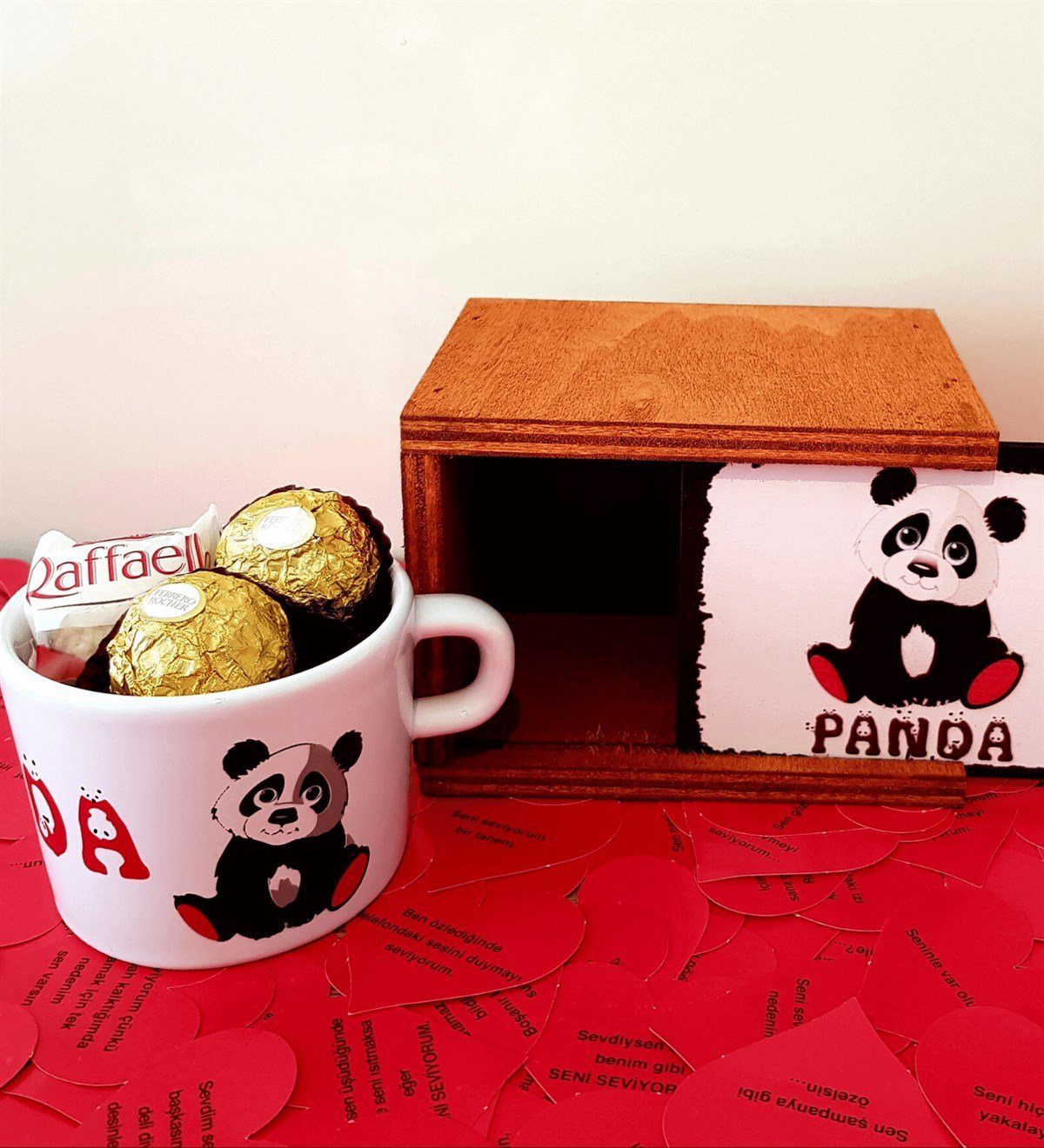 Pelüş Panda Yastık Rocher ve Raffaello Çikolata Kutulu Panda Kupa Hediye Seti HEDİYE
