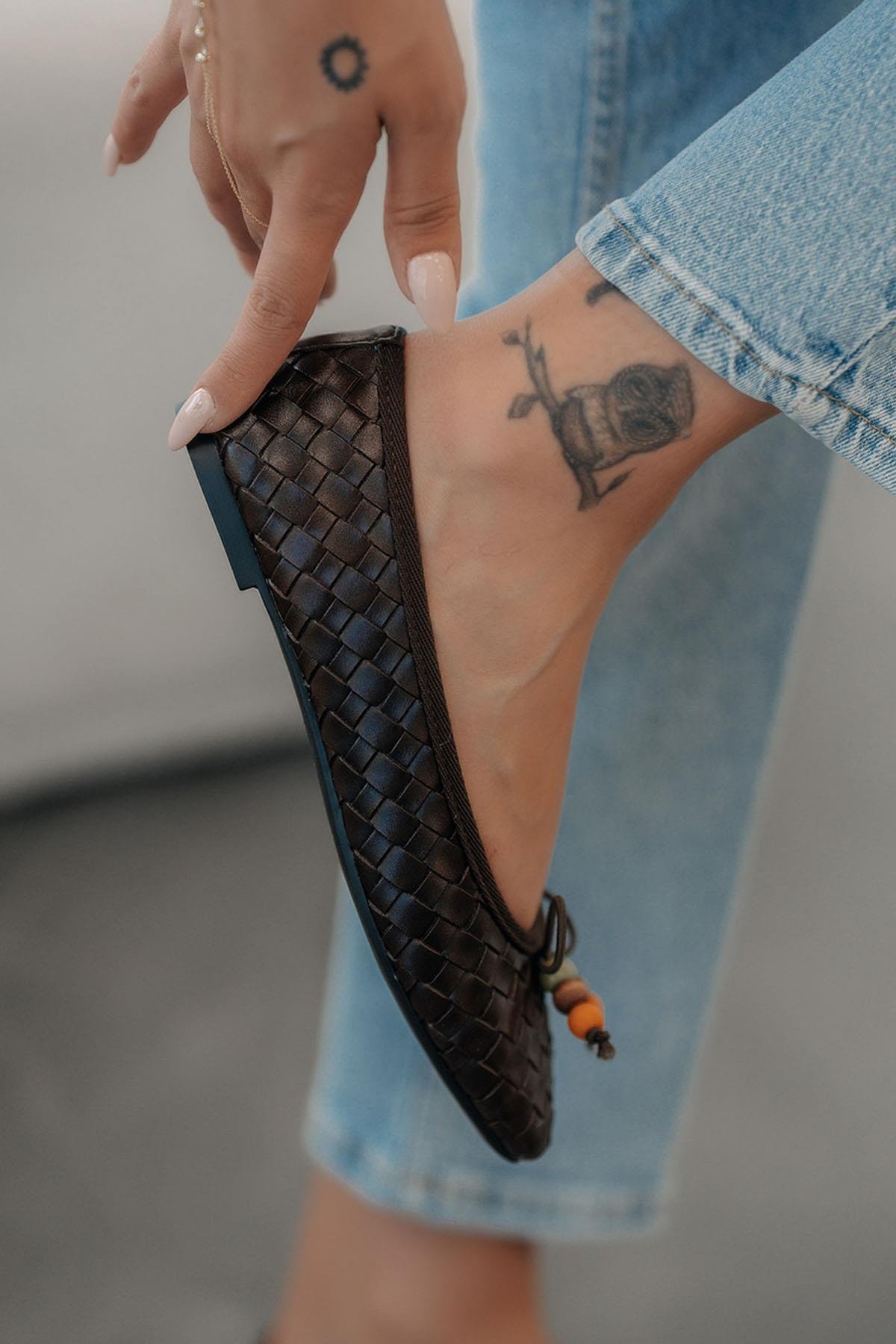 Elar Fiyonklu Boncuk Detay Örgülü Deri Babet Kahverengi