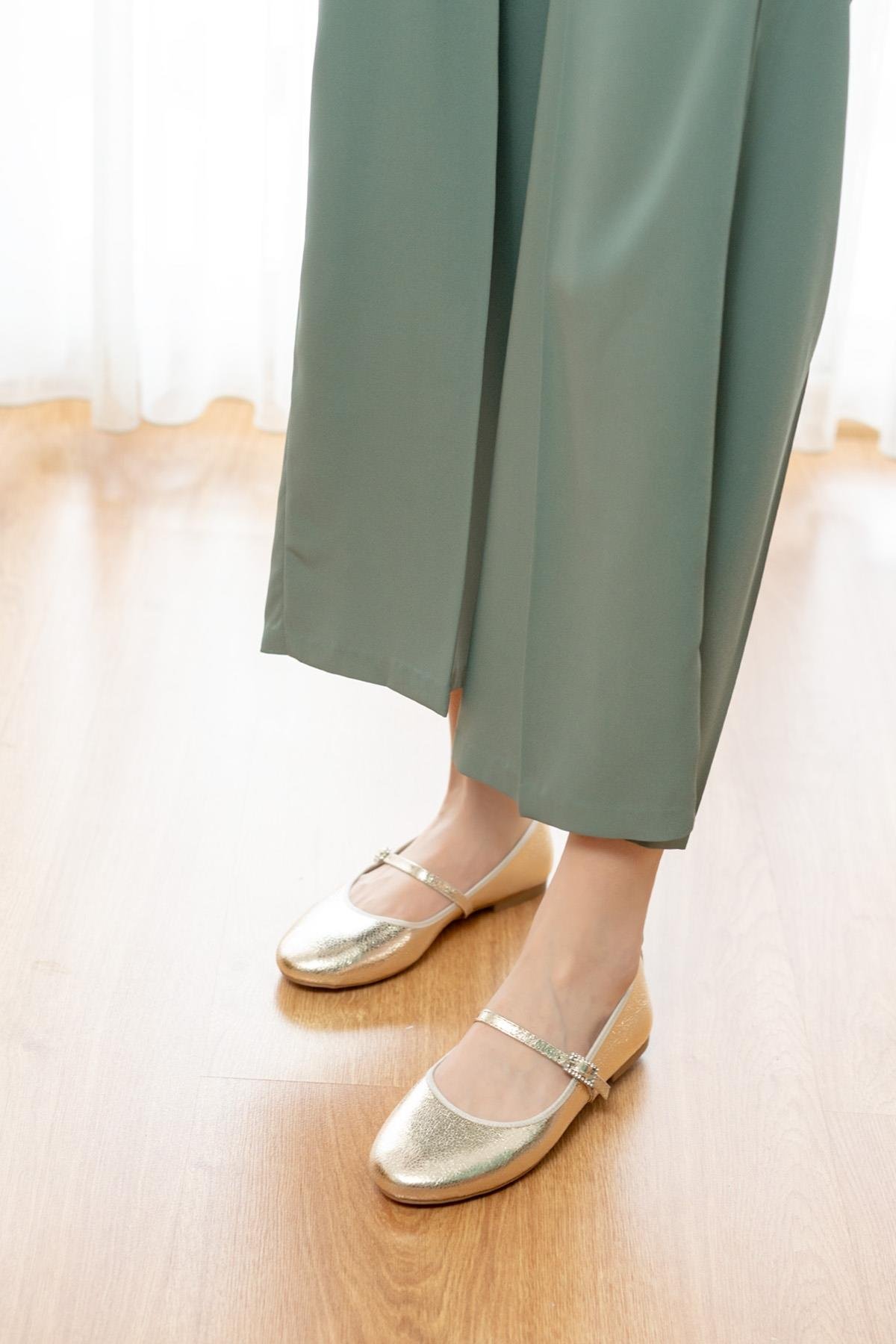 Armi Gold Kırışık Rugan Taşlı Baretli ( 1 cm Topuklu ) Yuvarlık Burun Babet