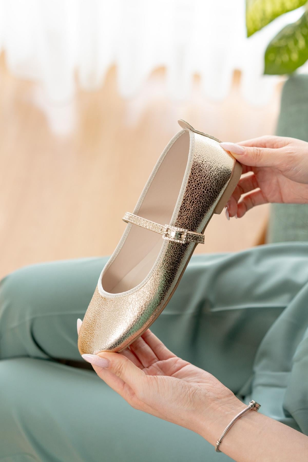 Armi Gold Kırışık Rugan Taşlı Baretli ( 1 cm Topuklu ) Yuvarlık Burun Babet