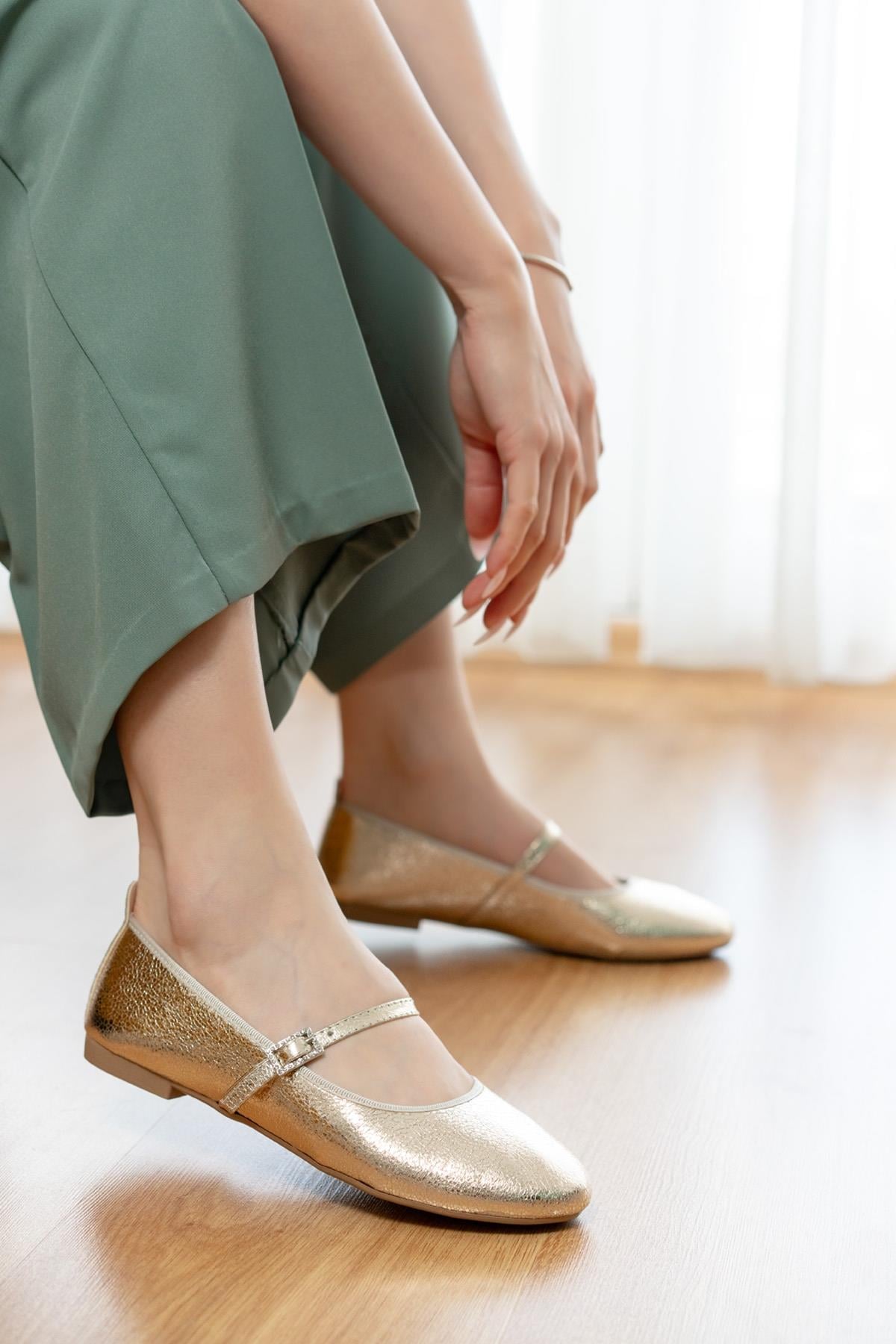 Armi Gold Kırışık Rugan Taşlı Baretli ( 1 cm Topuklu ) Yuvarlık Burun Babet